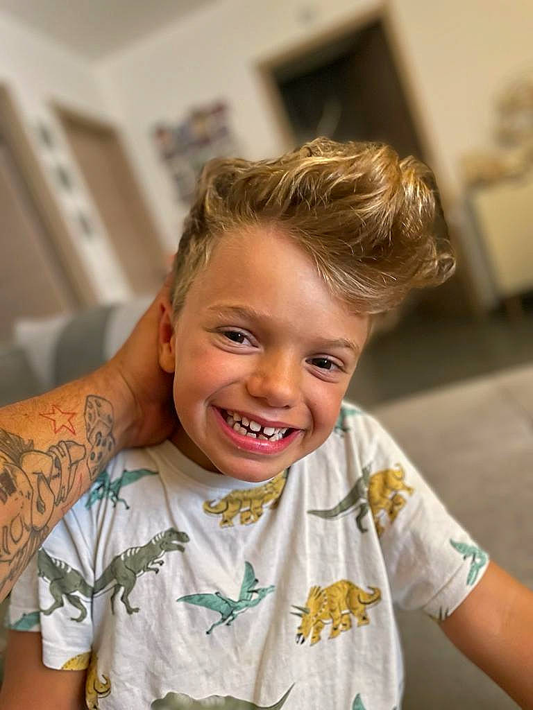 Mattia participe au concours pour gagner de l'argent avec cette photo : blond, child, eye, eyebrow, eyelash, face, forehead, gesture, hair, hairstyle, happy, head, joint, joy, lip, neck, person, shoulder, skin, sleeve