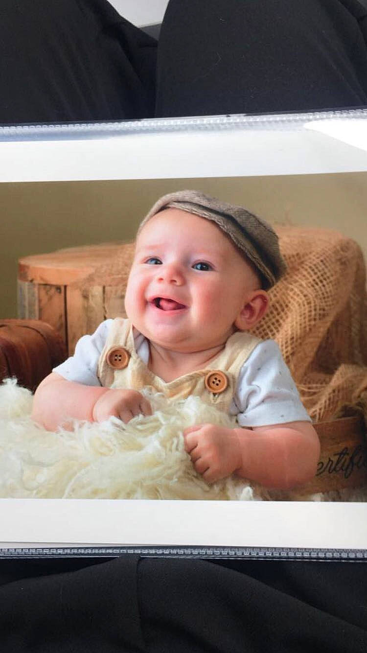 Liam participe au concours pour gagner de l'argent avec cette photo : art, baby, baby_laughing, baby_toddler_clothing, cheek, child, comfort, event, eye, fun, happy, headgear, headwear, iris, joy, person, photo_caption, room, sitting, skin