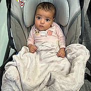 Inaya Rekad a rejoint le concours — aidez-le/la à gagner de superbes lots ! baby, infant, car_seat, blanket, pink_clothing, cute, face, eyes, child, sitting, indoor, comfort, soft, clothing, person, expression, adorable, bundle, seat, young