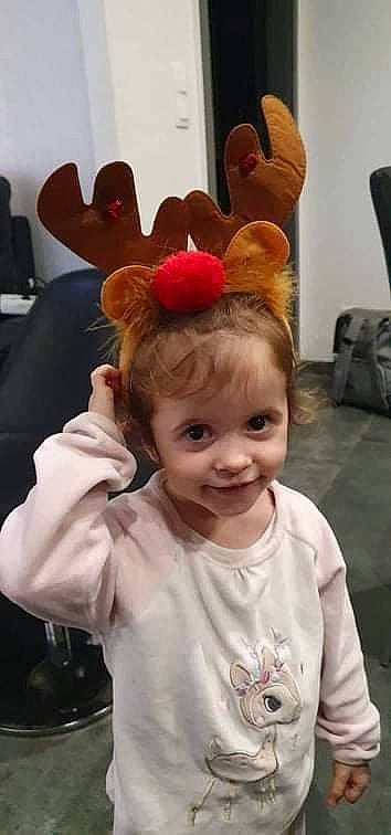 Calie participe au concours pour gagner de l'argent avec cette photo : arm, baby, baby_toddler_clothing, chair, child, costume_hat, ear, event, fashion_accessory, fawn, fur, gesture, happy, headband, headpiece, joy, party_supply, person, sleeve, smile