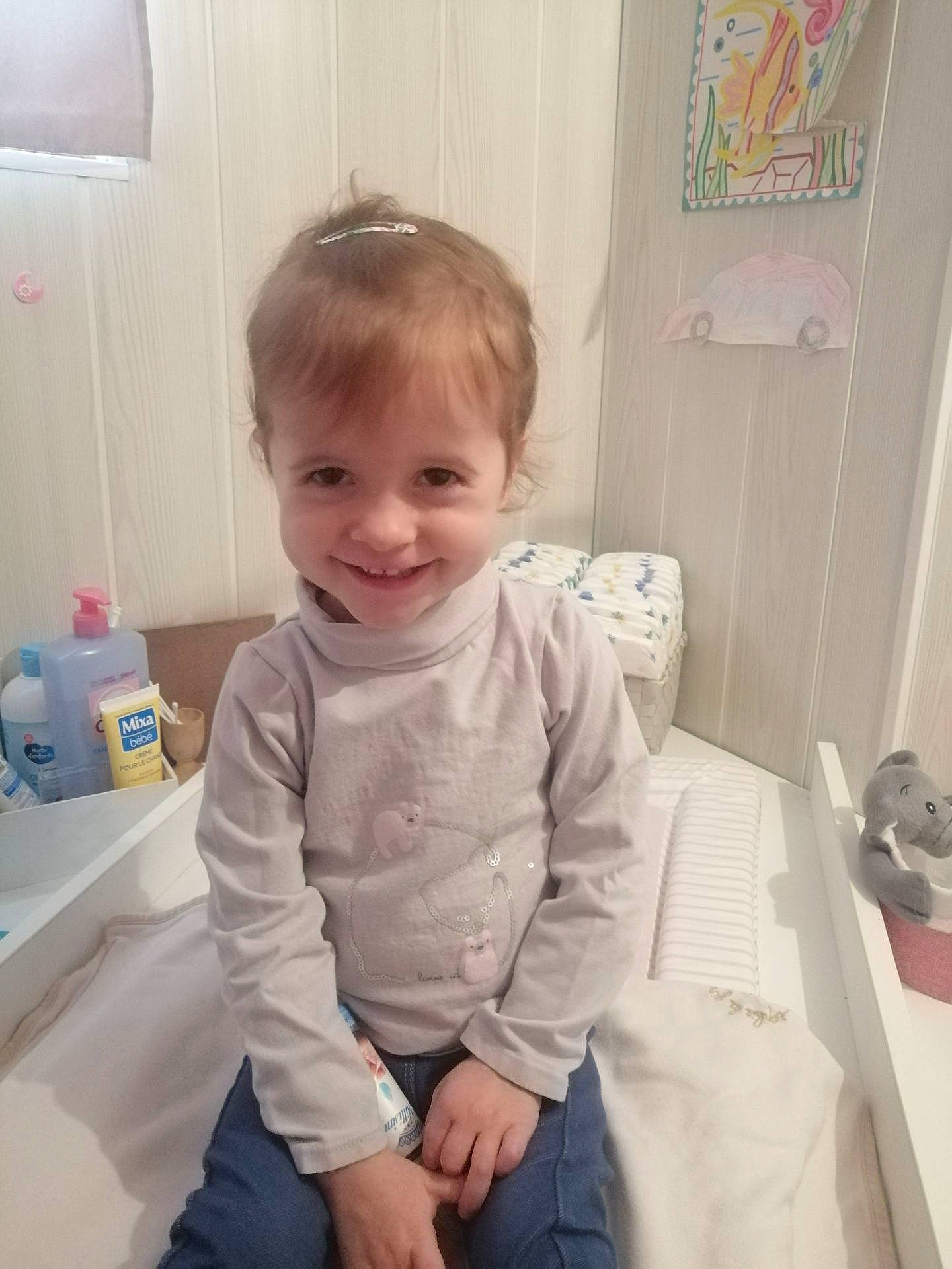 Calie participe au concours pour gagner de l'argent avec cette photo : baby, baby_toddler_clothing, bathroom, cheek, child, comfort, household_supply, joy, knee, paper_towel, person, picture_frame, refrigerator, room, sitting, sleeve, smile, standing, t_shirt, thumb