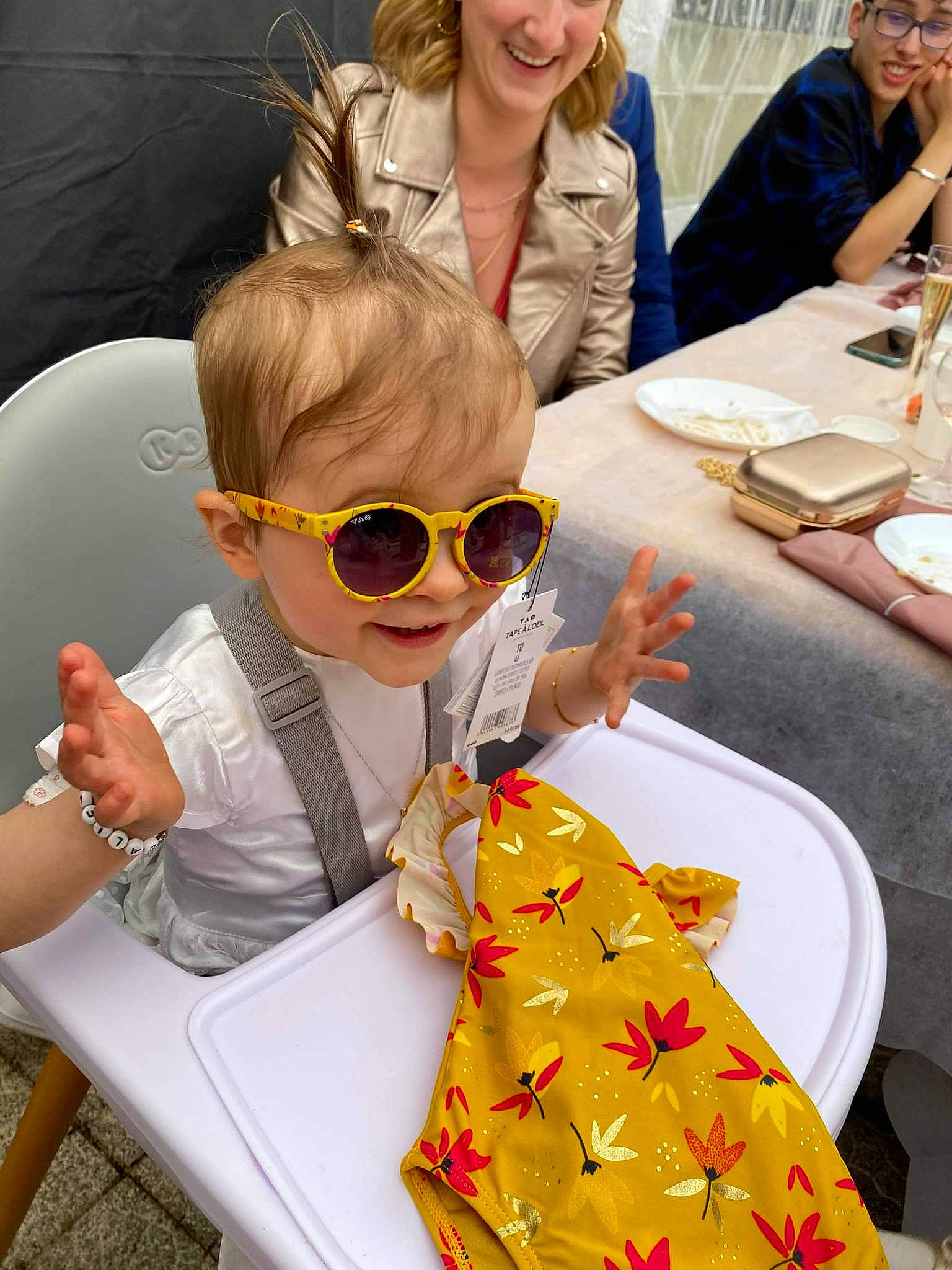 Calie participe au concours pour gagner de l'argent avec cette photo : chair, child, event, eyewear, fashion, fashion_design, fun, glasses, goggles, happy, joy, leisure, person, plate, smile, sunglasses, table, tableware, toddler, vision_care