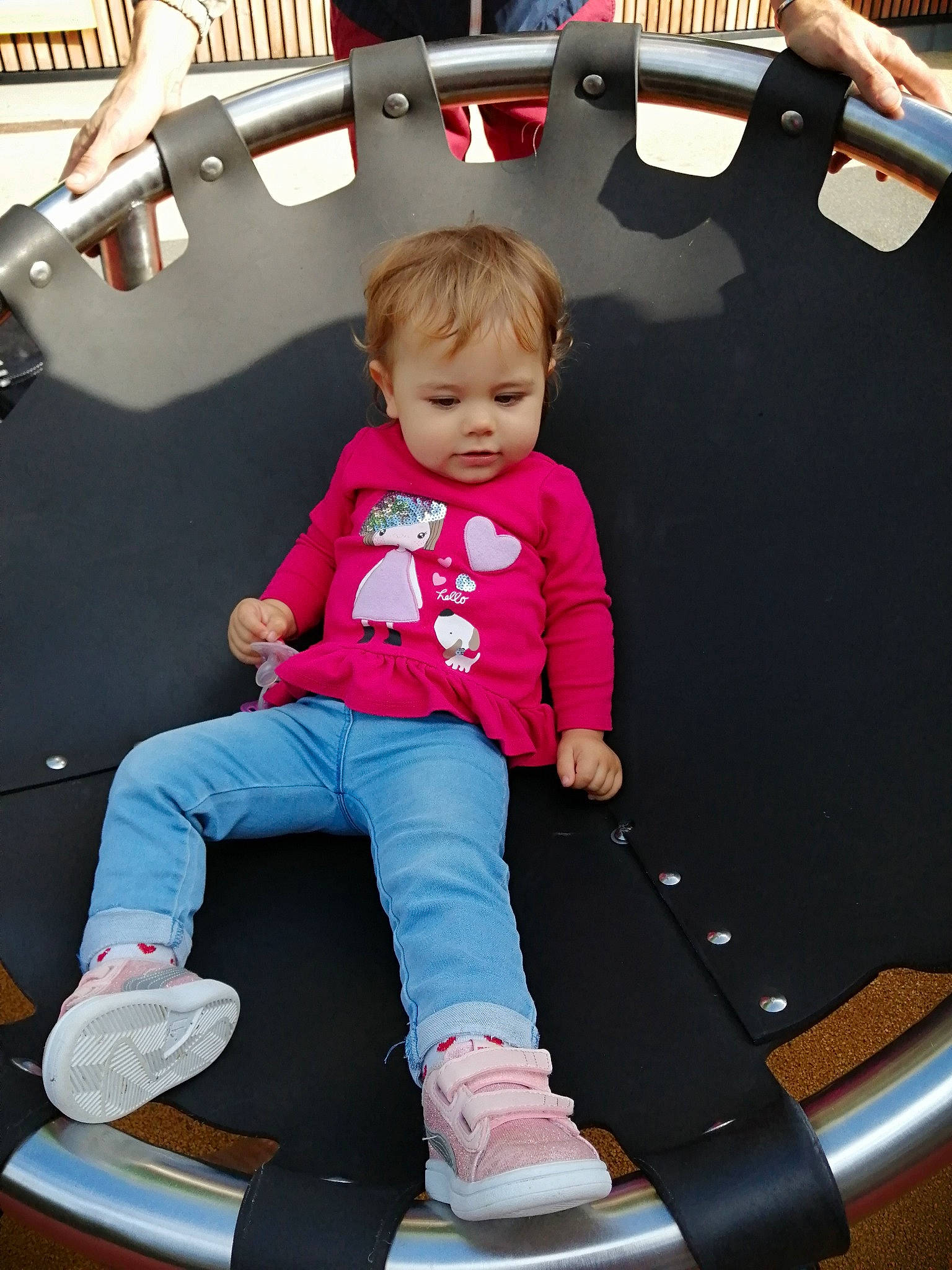 Lily a rejoint le concours — aidez-le/la à gagner de superbes lots ! automotive_exterior, baby, baby_toddler_clothing, comfort, fun, joint, knee, leg, leisure, magenta, person, pink, product, recreation, shoe, snapshot, sneakers, thigh, toddler, travel