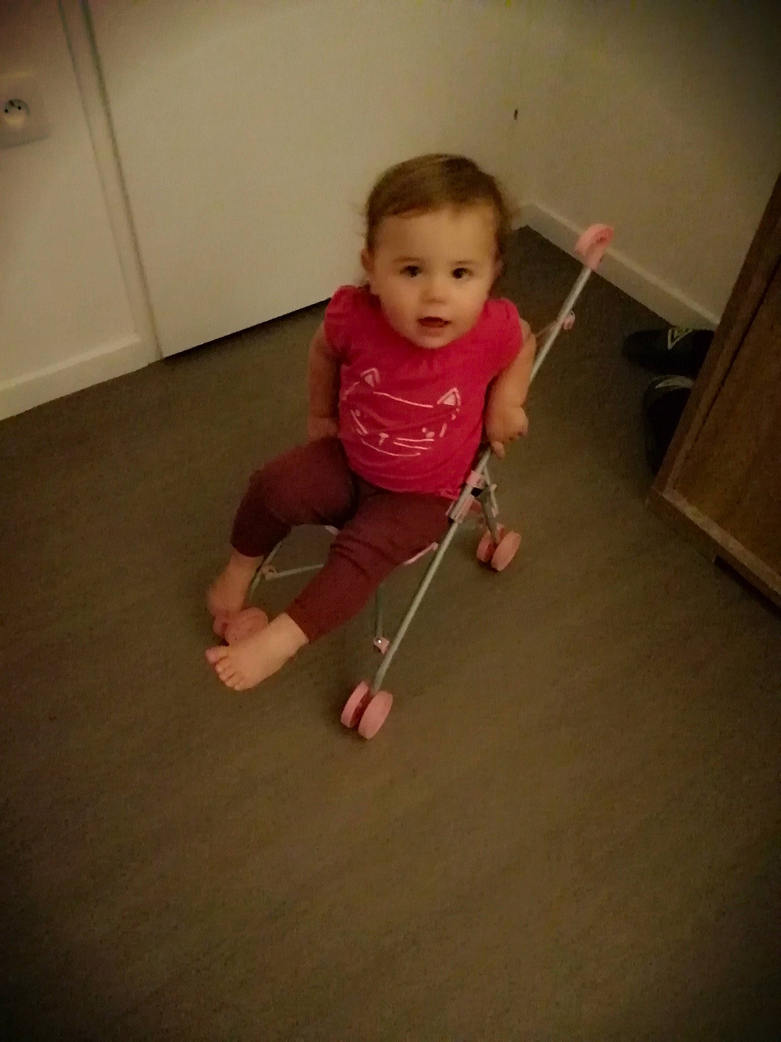 Lily a rejoint le concours — aidez-le/la à gagner de superbes lots ! baby, baby_products, baby_toddler_clothing, balance, child, dress, finger, floor, flooring, foot, fun, hand, hardwood, human_body, human_leg, knee, leg, person, t_shirt, toddler