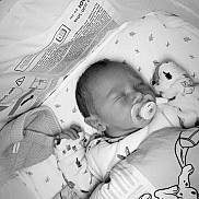 Tylianno a rejoint le concours — aidez-le/la à gagner de superbes lots ! baby, newborn, sleeping, pacifier, blanket, crib, infant, cozy, cute, child, soft, patterned, clothing, rest, peaceful, indoor, bed, comfort, cute_animal_print, nursery