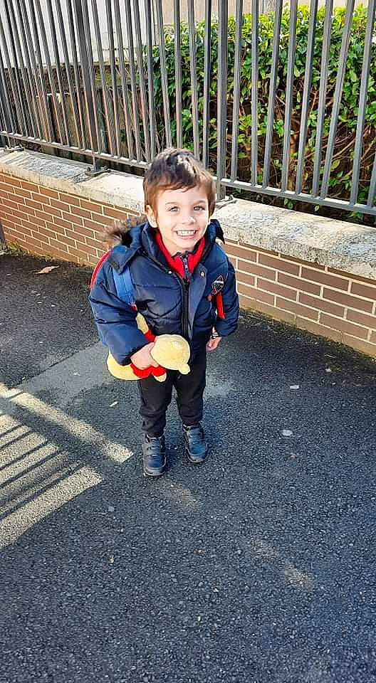 Bilal a rejoint le concours — aidez-le/la à gagner de superbes lots ! asphalt, baby_toddler_clothing, denim, electric_blue, fence, fun, grass, jacket, joy, leisure, people_in_nature, person, plant, recreation, road_surface, sitting, sleeve, smile, toddler, walking_shoe