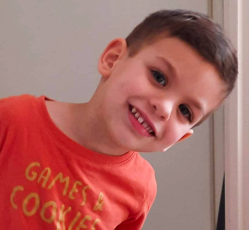 Bilal participe au concours pour gagner de l'argent avec cette photo : cheek, chest, child, chin, eyebrow, eyelash, facial_expression, forehead, gesture, happy, jaw, joy, lip, mouth, nose, person, sleeve, smile, t_shirt, toddler