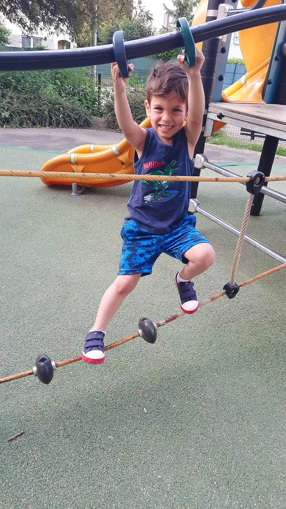 Bilal a rejoint le concours — aidez-le/la à gagner de superbes lots ! ball, child, competition_event, electric_blue, fun, grass, joy, leisure, outdoor_play_equipment, person, plant, play, playground, playing_sports, recreation, shorts, smile, sports, t_shirt, toddler