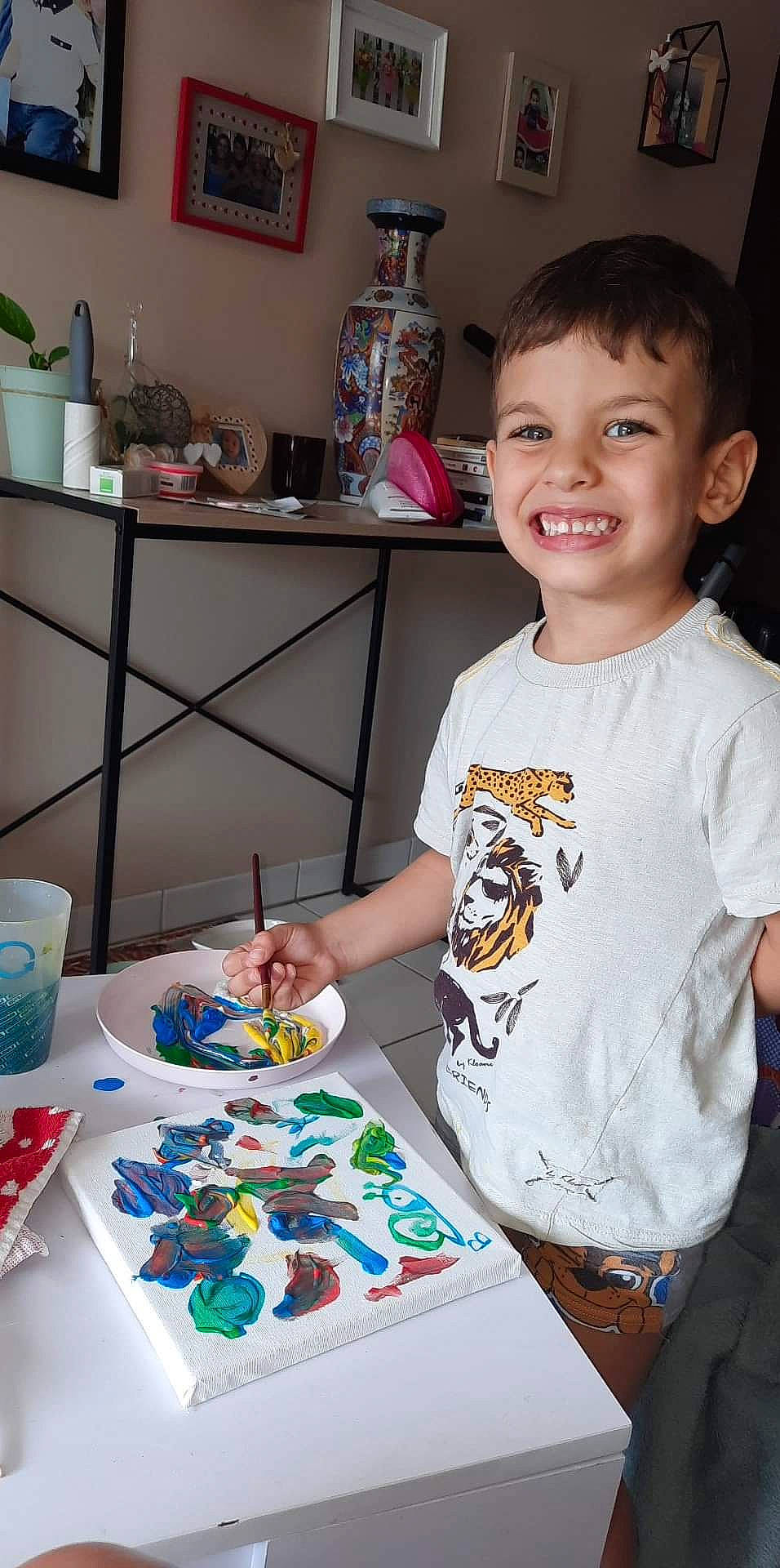 Bilal a rejoint le concours — aidez-le/la à gagner de superbes lots ! cake, cake_decorating, chair, child, cooking, cuisine, desk, dessert, event, food, fun, joy, person, plate, play, smile, sugar_paste, sweetness, t_shirt, table