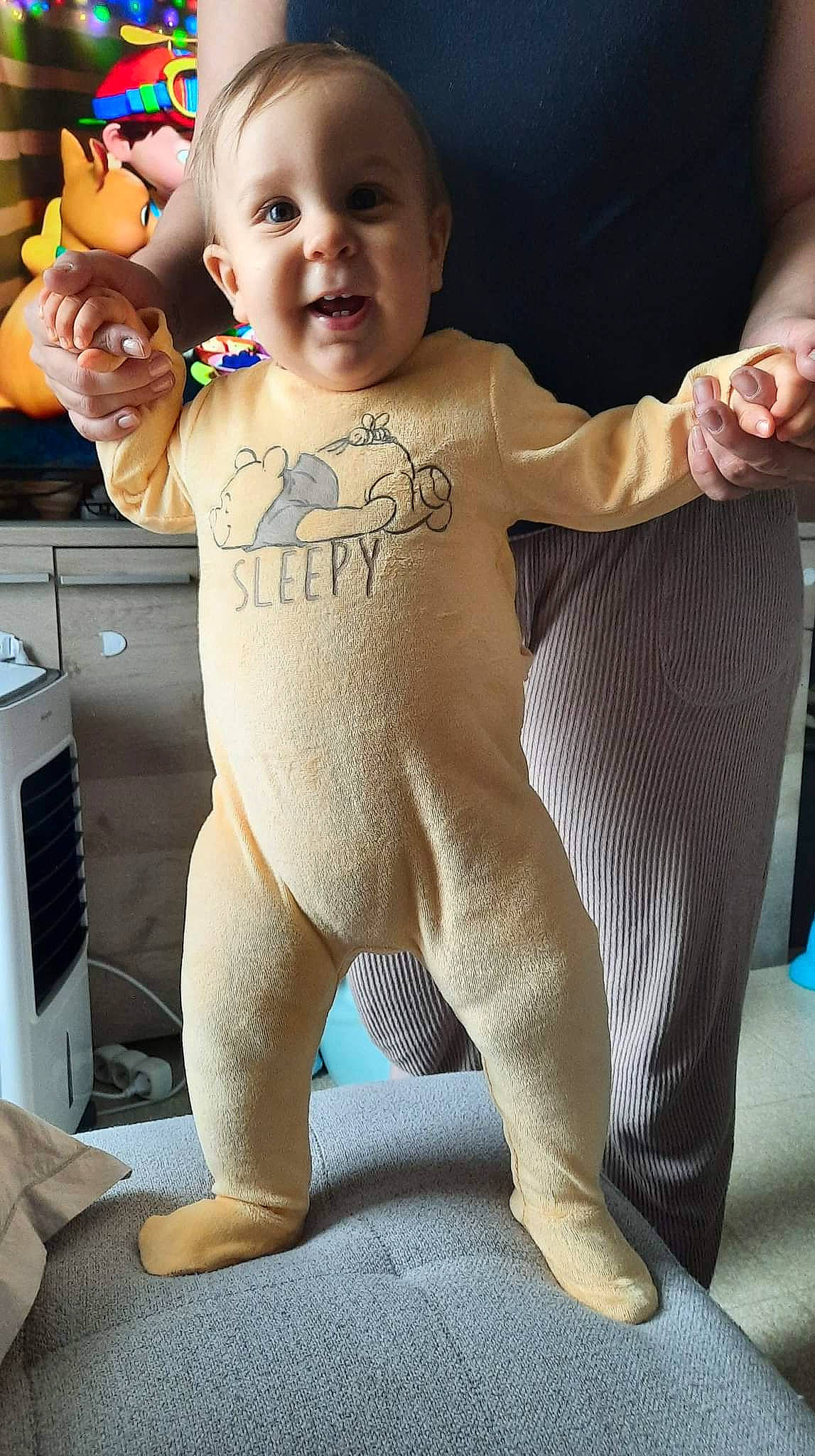 Jalil a rejoint le concours — aidez-le/la à gagner de superbes lots ! baby_toddler_clothing, facial_expression, finger, gesture, hairstyle, happy, human_body, joint, knee, leg, neck, person, product, shoulder, skin, sleeve, smile, standing, thigh, thumb