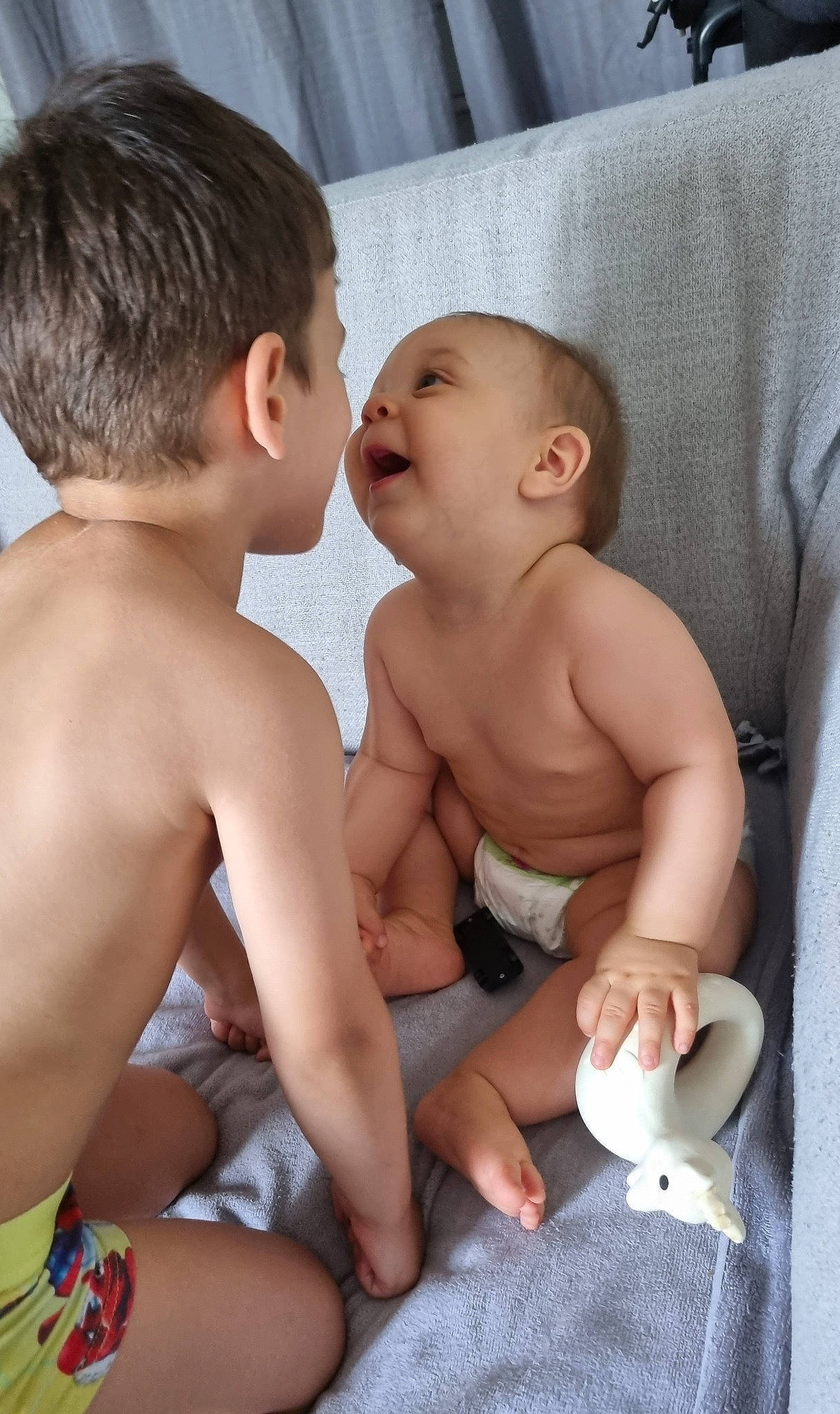 Jalil participe au concours pour gagner de l'argent avec cette photo : abdomen, arm, baby, baby_toddler_clothing, barefoot, cheek, chest, comfort, finger, fun, hand, happy, joint, muscle, neck, person, skin, stomach, thigh, toddler