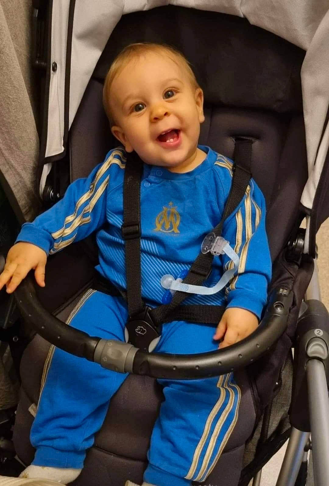 Jalil participe au concours pour gagner de l'argent avec cette photo : auto_part, baby, baby_carriage, baby_products, car_seat, chair, child, comfort, electric_blue, family_car, fun, head_restraint, person, product, seat_belt, sitting, smile, toddler, travel, vacation