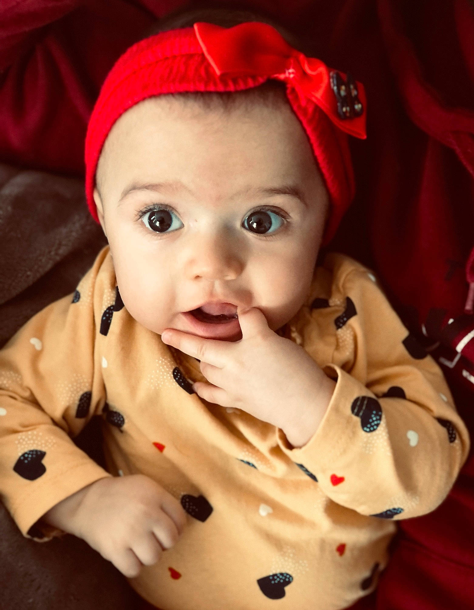 Rose participe au concours pour gagner de l'argent avec cette photo : baby, baby_toddler_clothing, cap, cheek, child, costume_hat, eye, face, fashion_accessory, happy, hat, human_body, lip, mouth, nose, outerwear, person, skin, sleeve, surprise