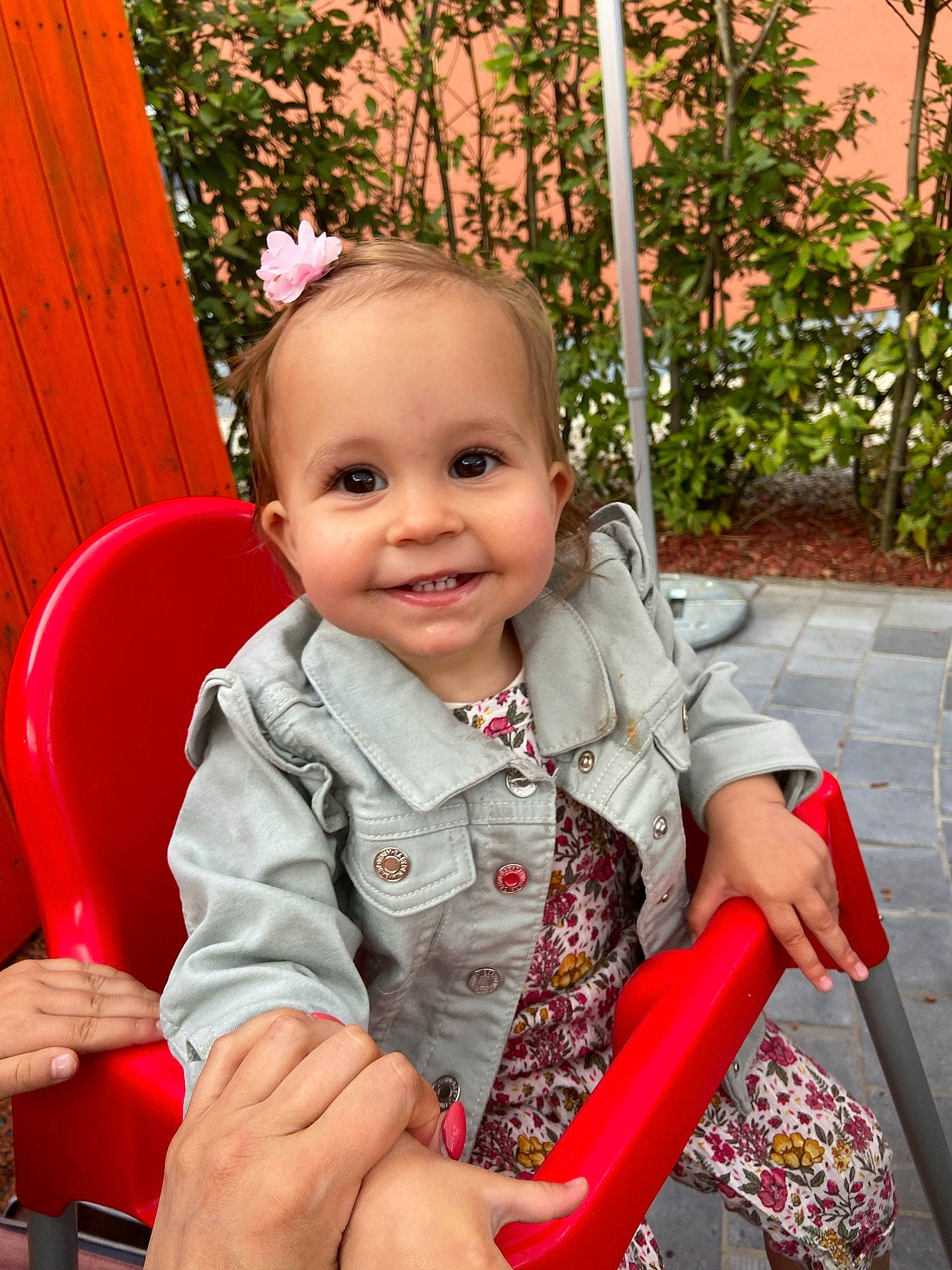 Mia participe au concours pour gagner de l'argent avec cette photo : baby, baby_toddler_clothing, cheek, child, eye, finger, fun, hair, happy, head, iris, joy, lip, people, person, pink, plant, skin, smile, standing