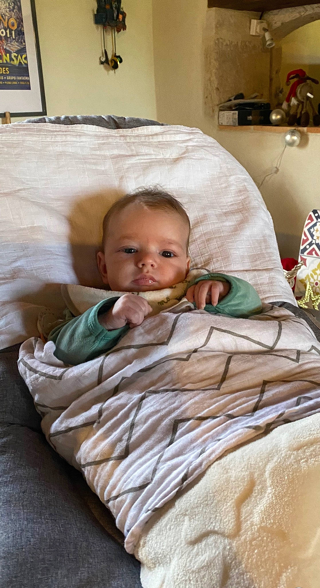 Victor participe au concours pour gagner de l'argent avec cette photo : baby, baby_products, bed, bed_sheet, bedding, bedroom, child, comfort, flooring, hardwood, head, lamp, linens, person, picture_frame, room, sitting, smile, throw_pillow, toddler