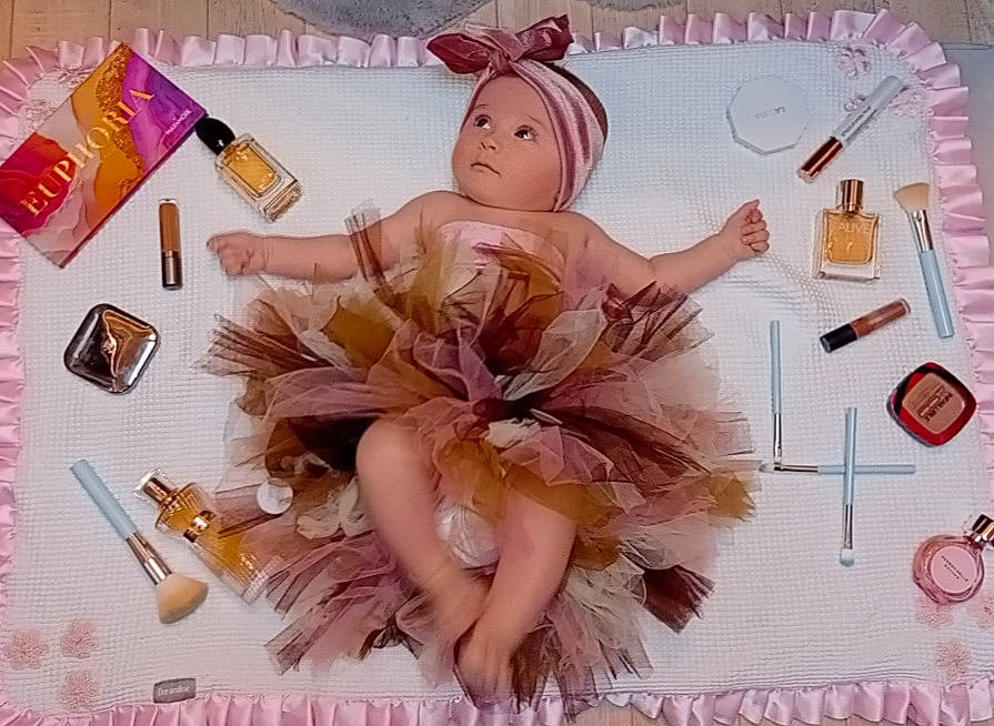 Elisa participe au concours pour gagner de l'argent avec cette photo : angel, art, cut_flowers, doll, dress, eyelash, fashion_accessory, fictional_character, font, hair_accessory, happy, headpiece, headwear, magenta, mythical_creature, pattern, peach, person, petal, pink