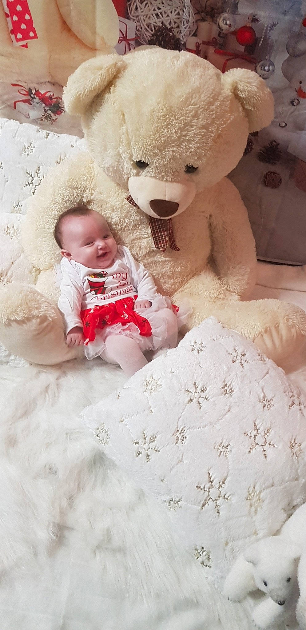 Tessy participe au concours pour gagner de l'argent avec cette photo : bedtime, child, girl, infant, person, skin, stuffed_toy, teddy_bear, textile, toddler, toy, white, winter