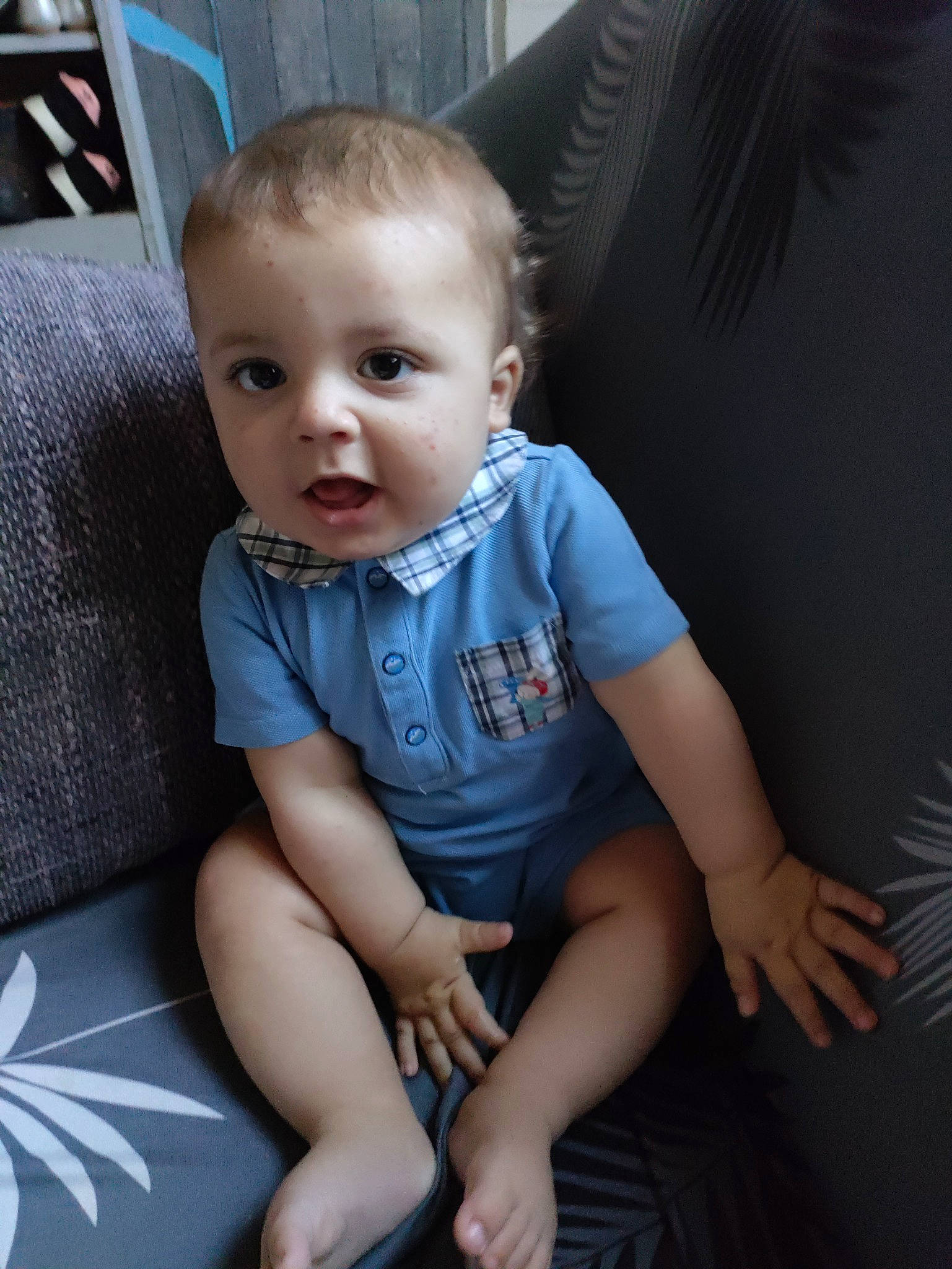 Ilam a rejoint le concours — aidez-le/la à gagner de superbes lots ! azure, baby_toddler_clothing, cheek, chin, comfort, eye, face, finger, flash_photography, human_body, iris, joint, knee, leg, person, shoulder, skin, sleeve, standing, surprise