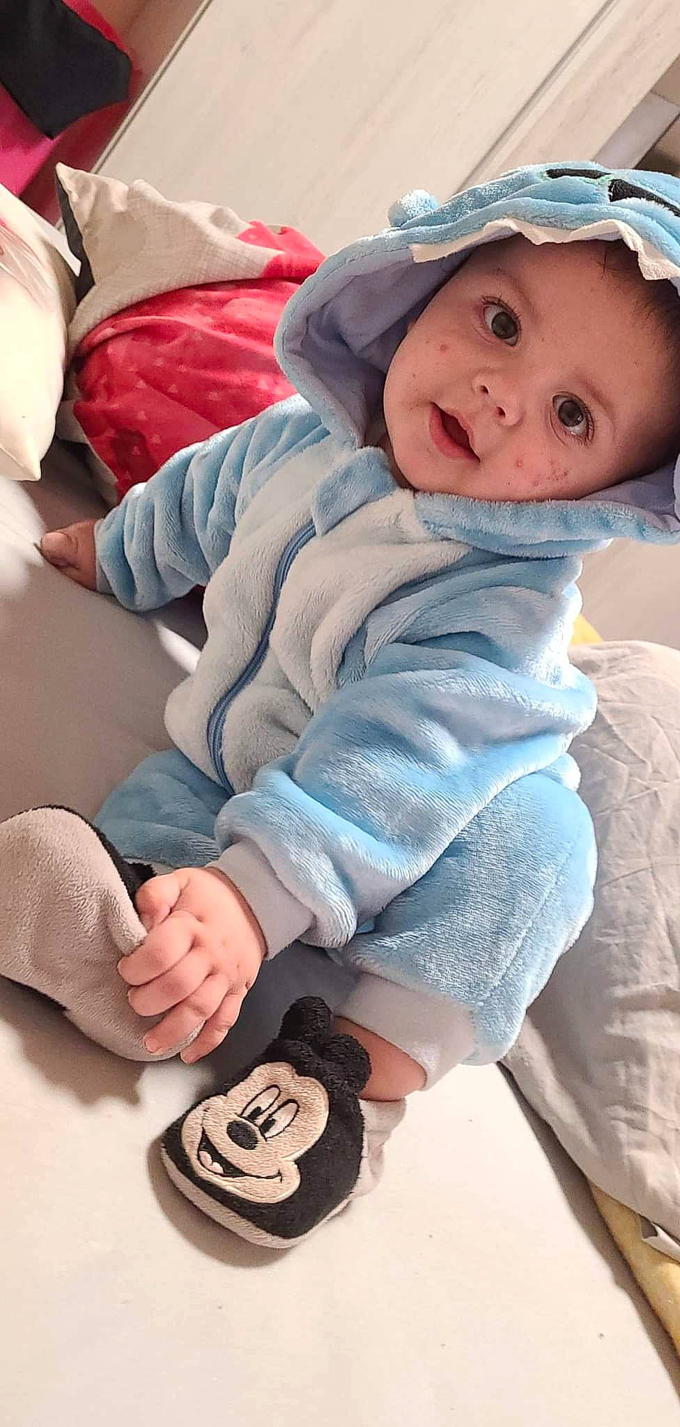 Ilam participe au concours pour gagner de l'argent avec cette photo : baby_toddler_clothing, blue, cap, comfort, cool, finger, happy, hat, head, headwear, human, mouth, organ, outerwear, person, product, skin, sleeve, smile, textile