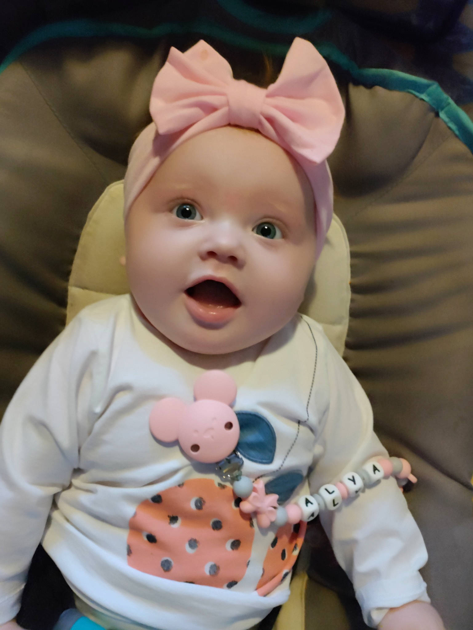 Alya a rejoint le concours — aidez-le/la à gagner de superbes lots ! baby, baby_products, baby_toddler_clothing, cap, cheek, child, face, fashion_accessory, fun, happy, head, iris, lip, nose, party_supply, person, pink, sleeve, smile, surprise