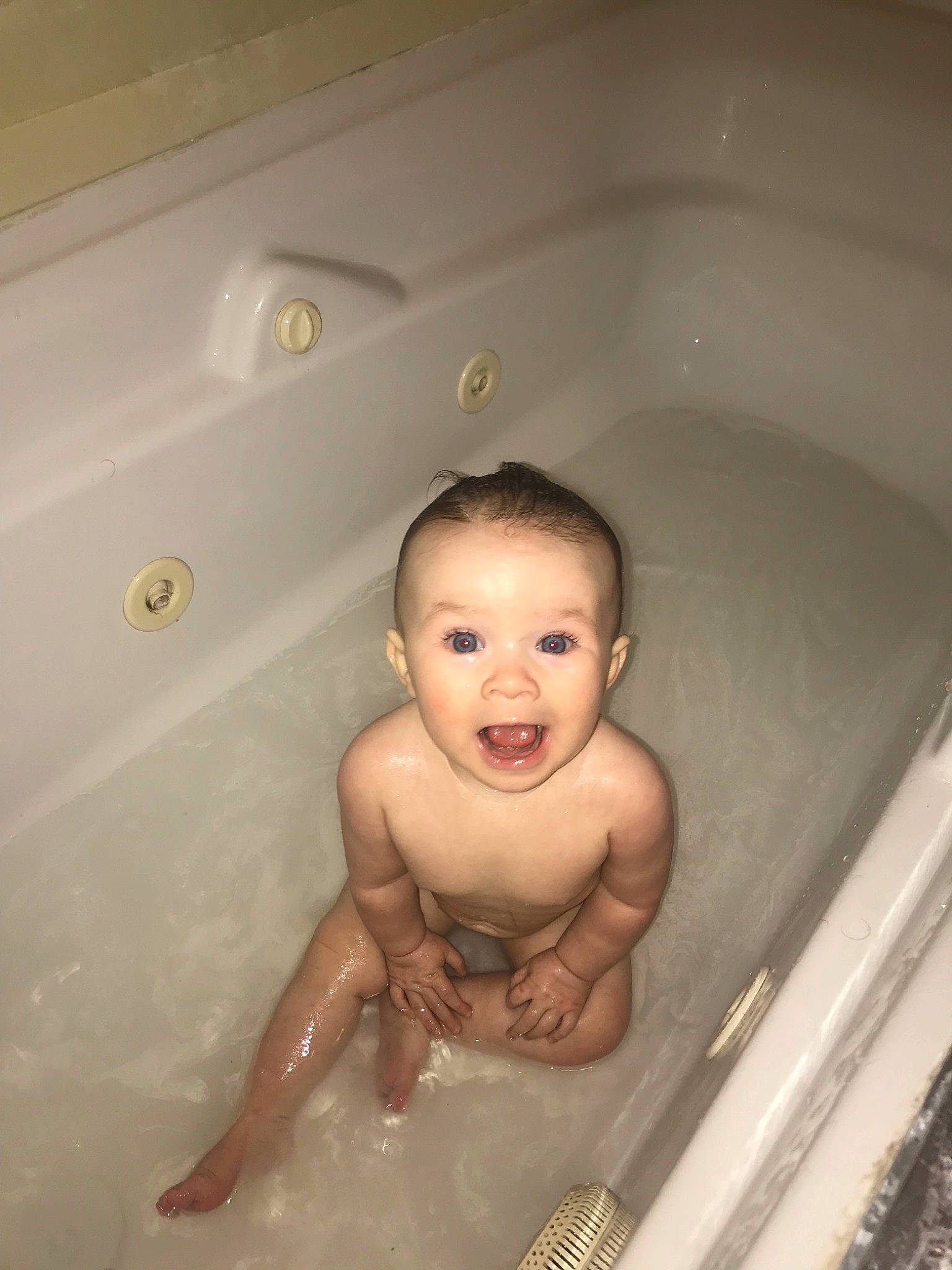 Sienna is registered to the contest to win money with this photo: baby_bathing, bathing, bathtub, child, fun, person, plumbing_fixture
