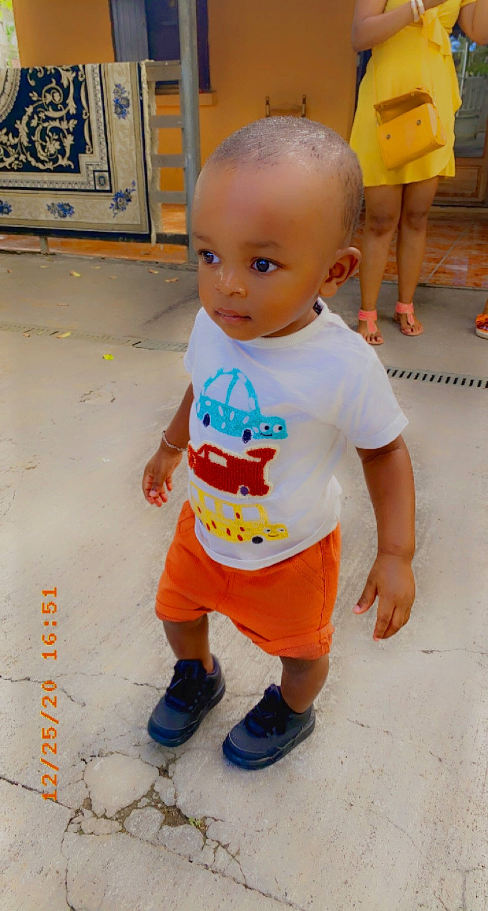 Malik a rejoint le concours — aidez-le/la à gagner de superbes lots ! baby, baby_toddler_clothing, child, floor, flooring, fun, happy, human, human_leg, leg, person, play, shorts, skin, sleeve, standing, t_shirt, thigh, toddler, white