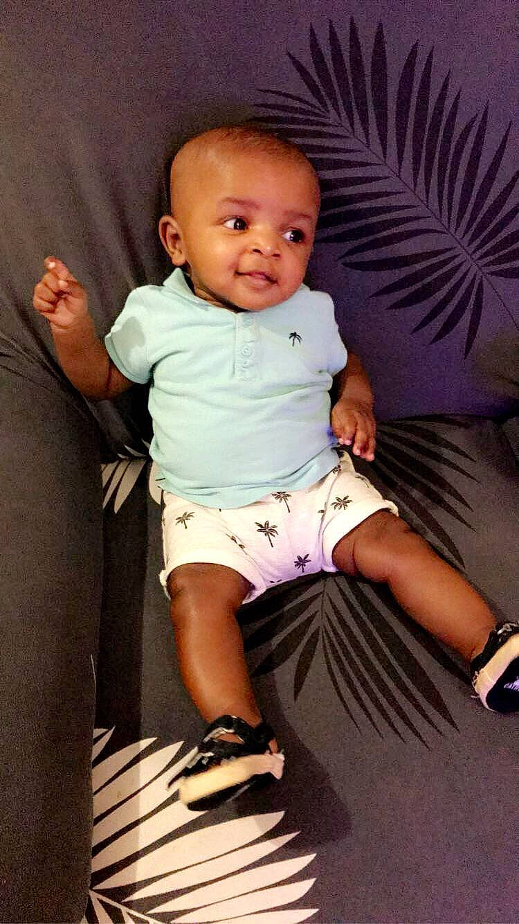 Malik a rejoint le concours — aidez-le/la à gagner de superbes lots ! baby, child, leg, person, sitting, skin, smile, toddler