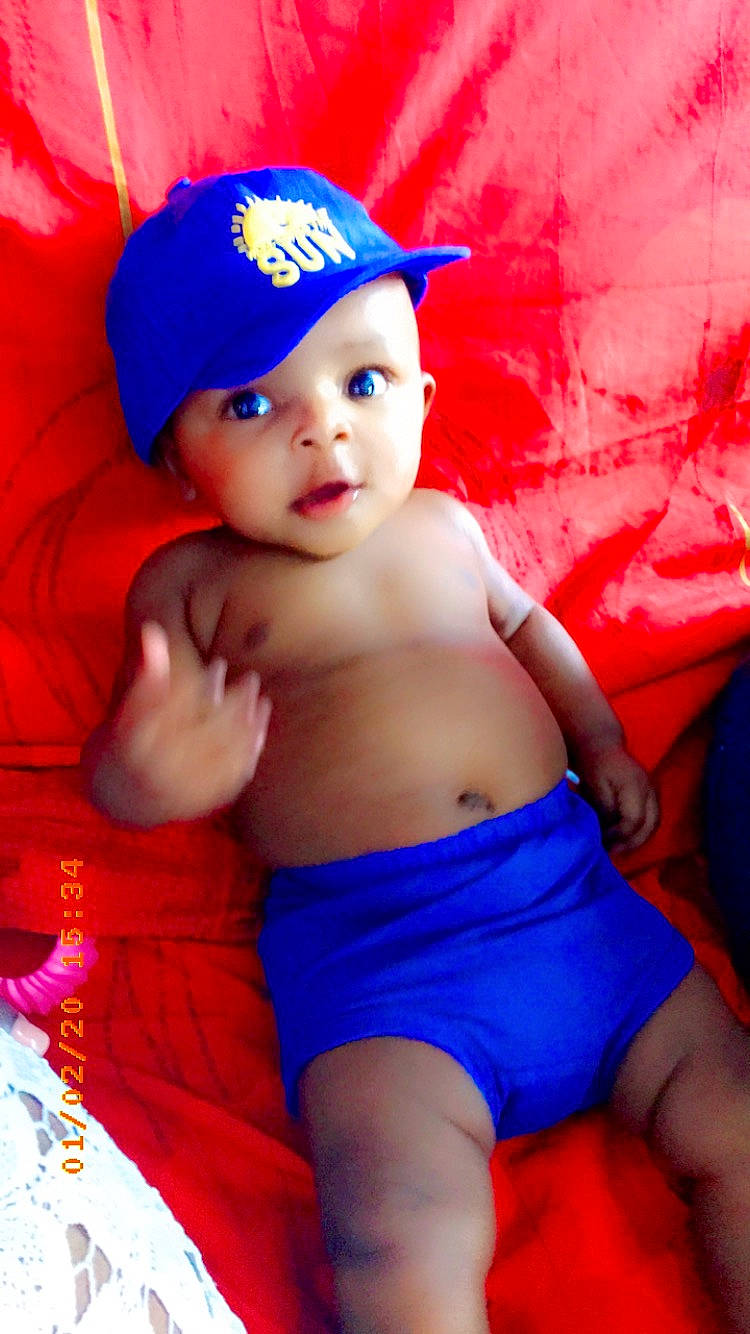 Malik a rejoint le concours — aidez-le/la à gagner de superbes lots ! baby, child, electric_blue, headwear, person, red, toddler