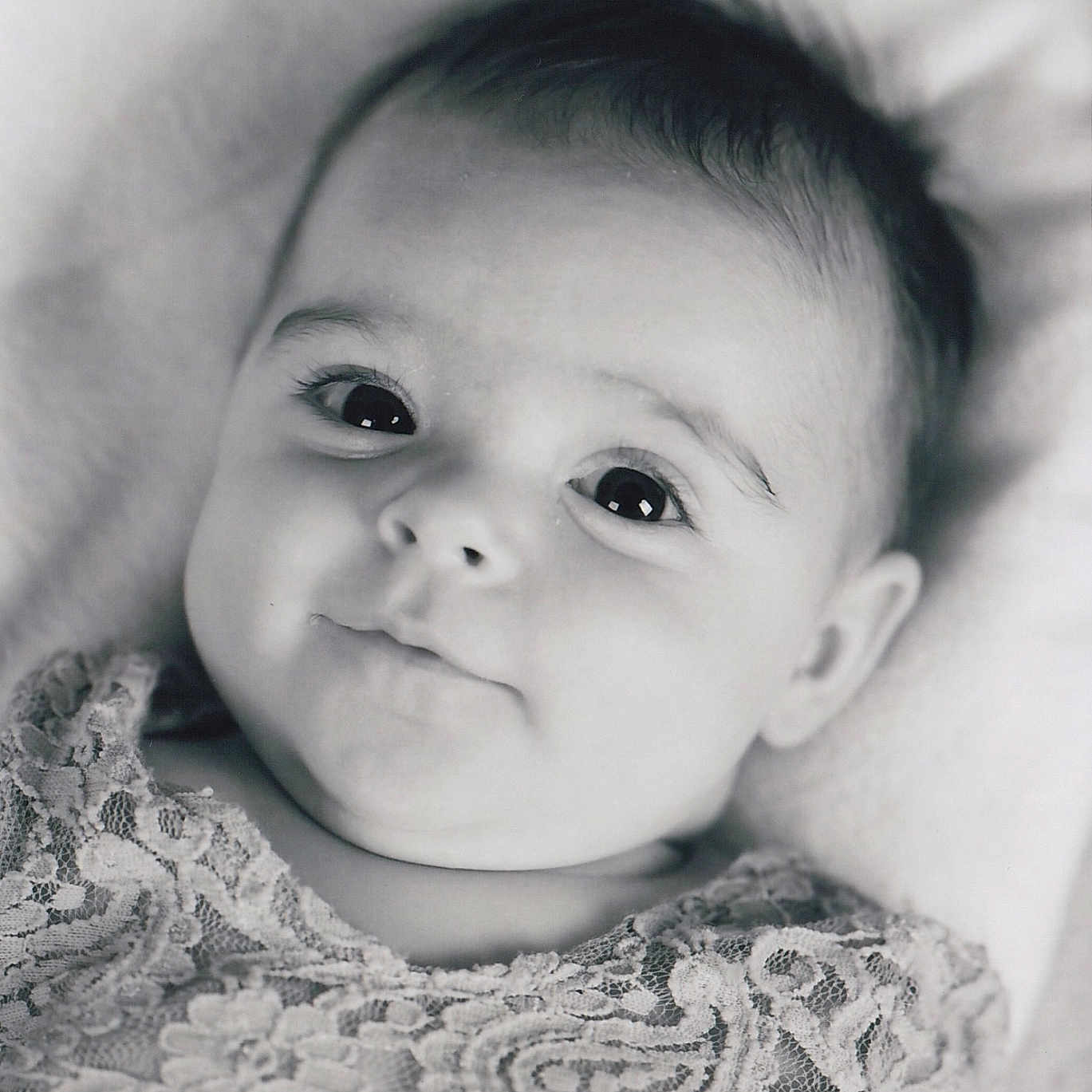Yvana a rejoint le concours — aidez-le/la à gagner de superbes lots ! baby, black_and_white, child, close_up, clothing, cute, expression, eyes, face, head, infant, innocence, lace, lying_down, monochrome, portrait, smile, soft, texture, young