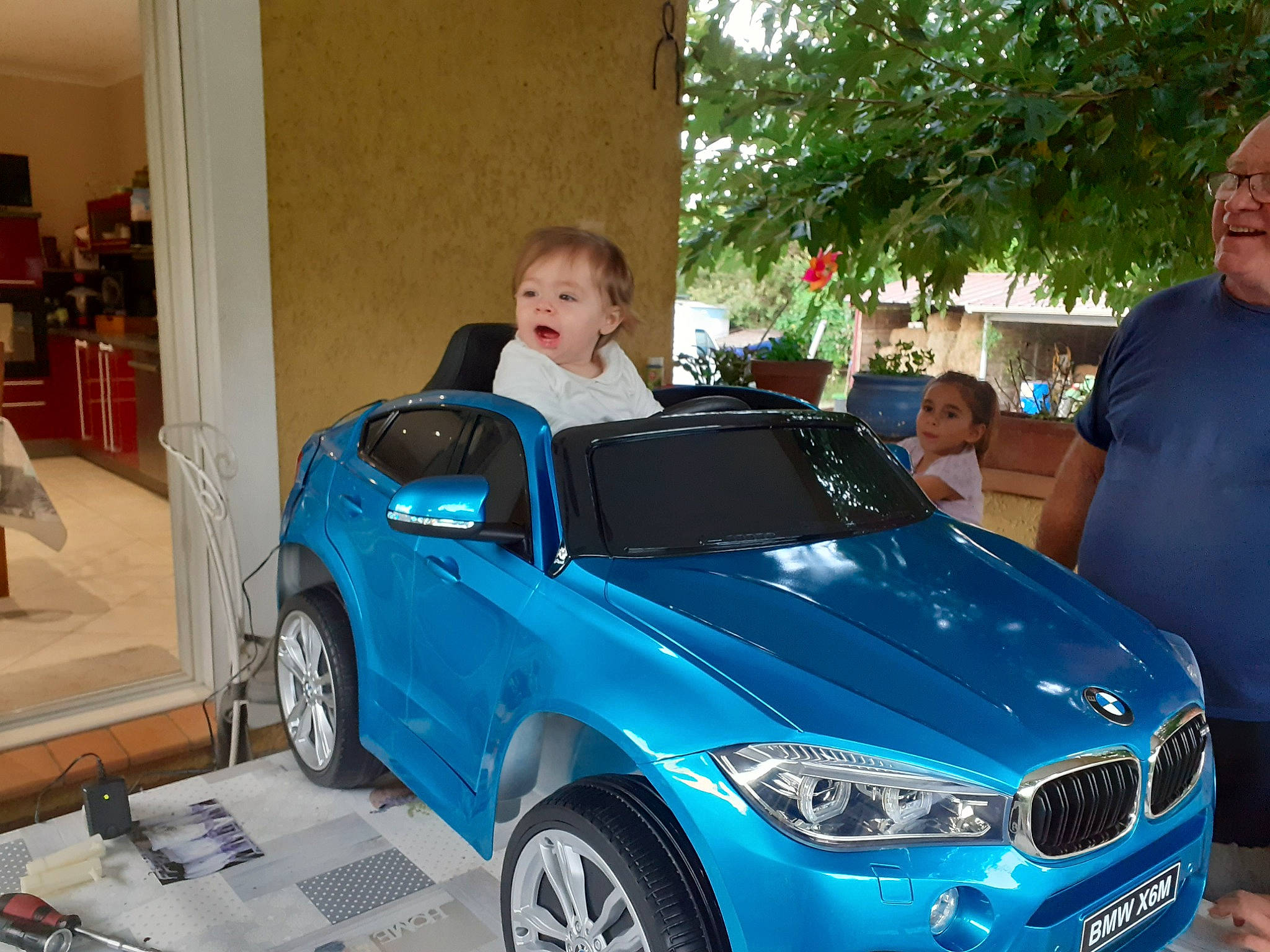 Maïley participe au concours pour gagner de l'argent avec cette photo : alloy_wheel, automotive_design, automotive_exterior, automotive_lighting, automotive_tire, automotive_wheel_system, bumper, car, electric_blue, full_size_car, grille, hood, mid_size_car, motor_vehicle, person, personal_luxury_car, rim, tire, vehicle, wheel