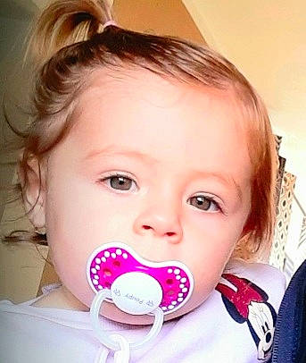 Maïley participe au concours pour gagner de l'argent avec cette photo : baby, baby_toddler_clothing, beauty, cheek, child, chin, comfort, cool, ear, electronic_device, eyebrow, eyelash, hair, happy, iris, lip, mouth, nose, person, skin