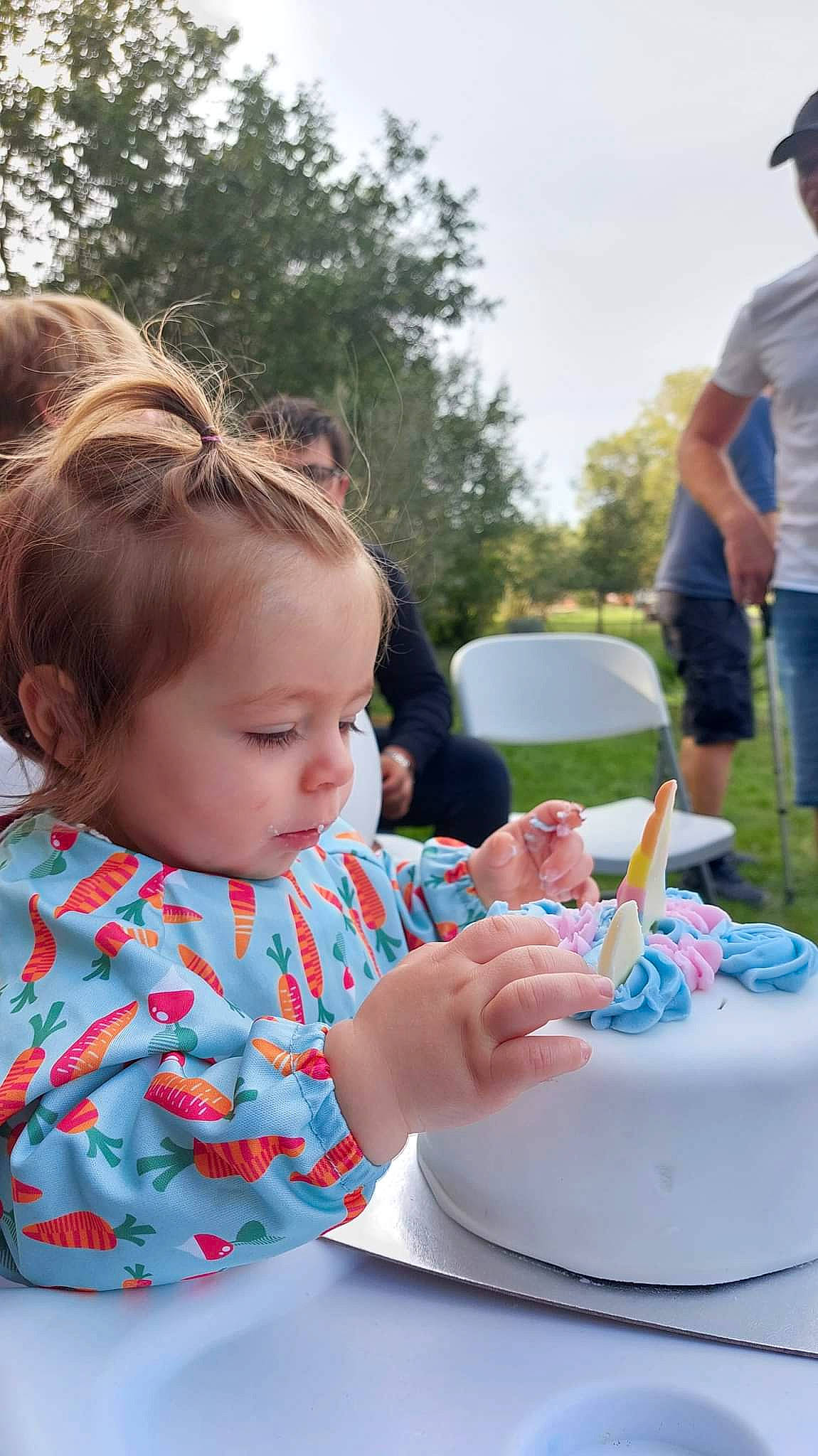 Maïley participe au concours pour gagner de l'argent avec cette photo : baby, baseball_cap, chair, child, drinkware, green, happy, hat, leisure, person, plate, recreation, shorts, sky, summer, t_shirt, table, tableware, toddler, tree