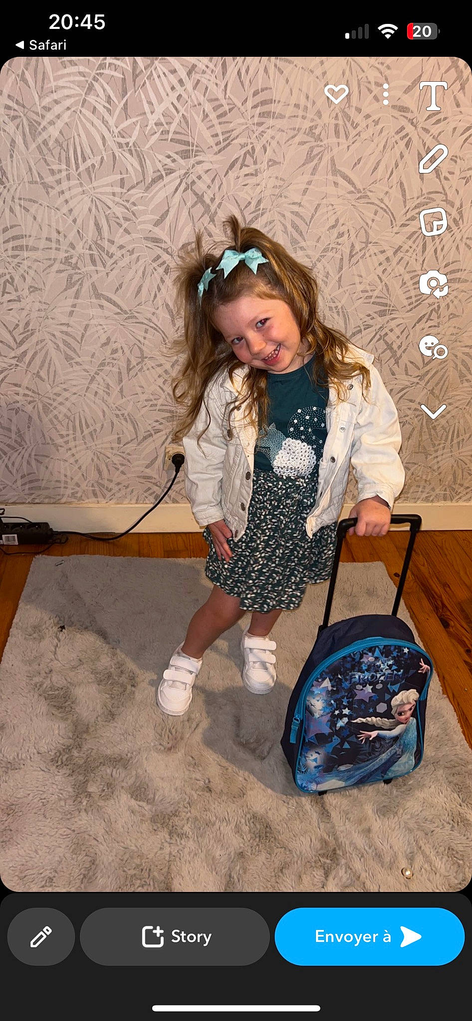 Capucine a rejoint le concours — aidez-le/la à gagner de superbes lots ! bag, child, eyewear, fashion_accessory, fashion_design, flooring, fun, hairstyle, happy, joy, leisure, luggage_and_bags, pattern, person, play, sitting, sleeve, t_shirt, toddler, travel