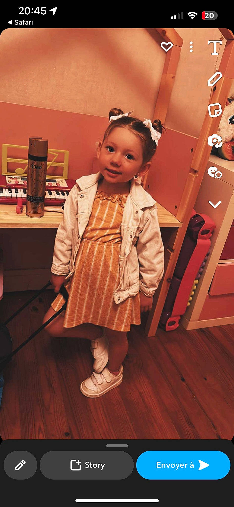 Capucine participe au concours pour gagner de l'argent avec cette photo : baby_toddler_clothing, child, event, fashion_design, flooring, formal_wear, fun, happy, hardwood, hat, joy, laminate_flooring, person, room, sleeve, standing, table, toddler, vintage_clothing, wood