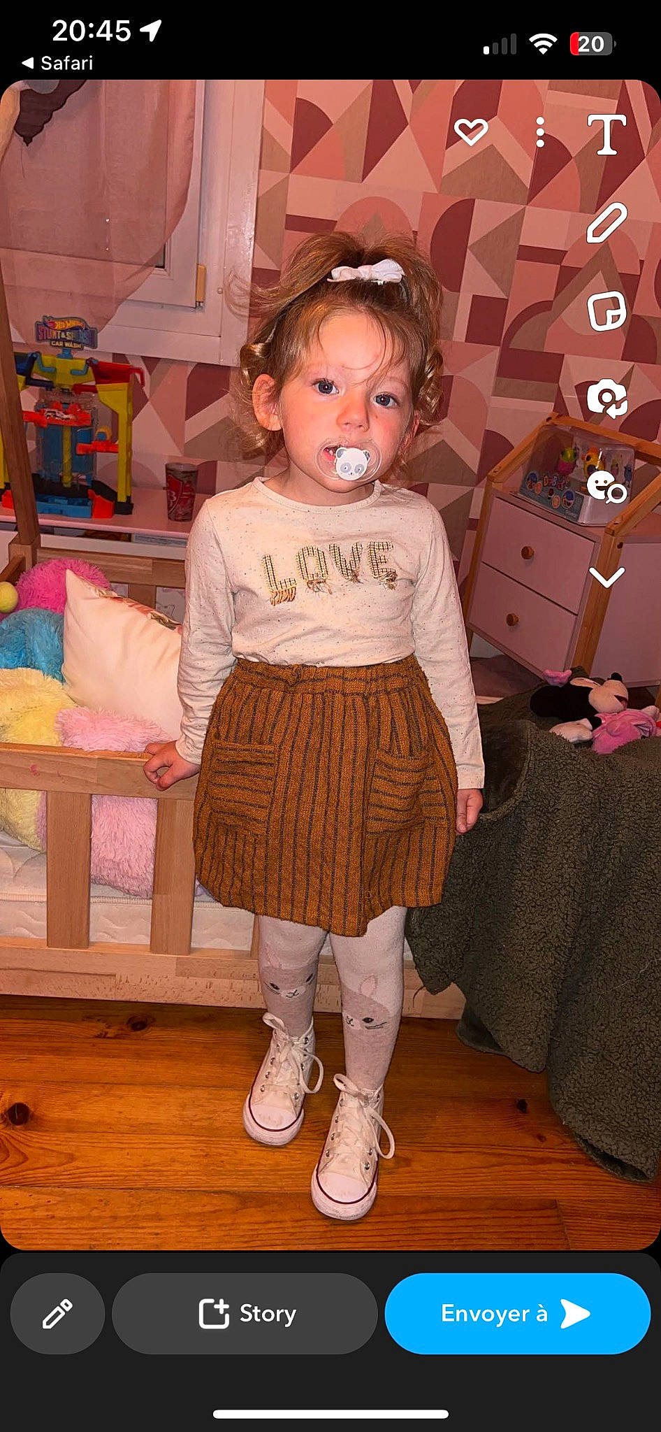 Capucine a rejoint le concours — aidez-le/la à gagner de superbes lots ! baby_toddler_clothing, blond, child, costume, drawer, event, fashion_design, flooring, fun, hardwood, human_leg, knee, pattern, peach, person, pink, sleeve, sock, t_shirt, toddler