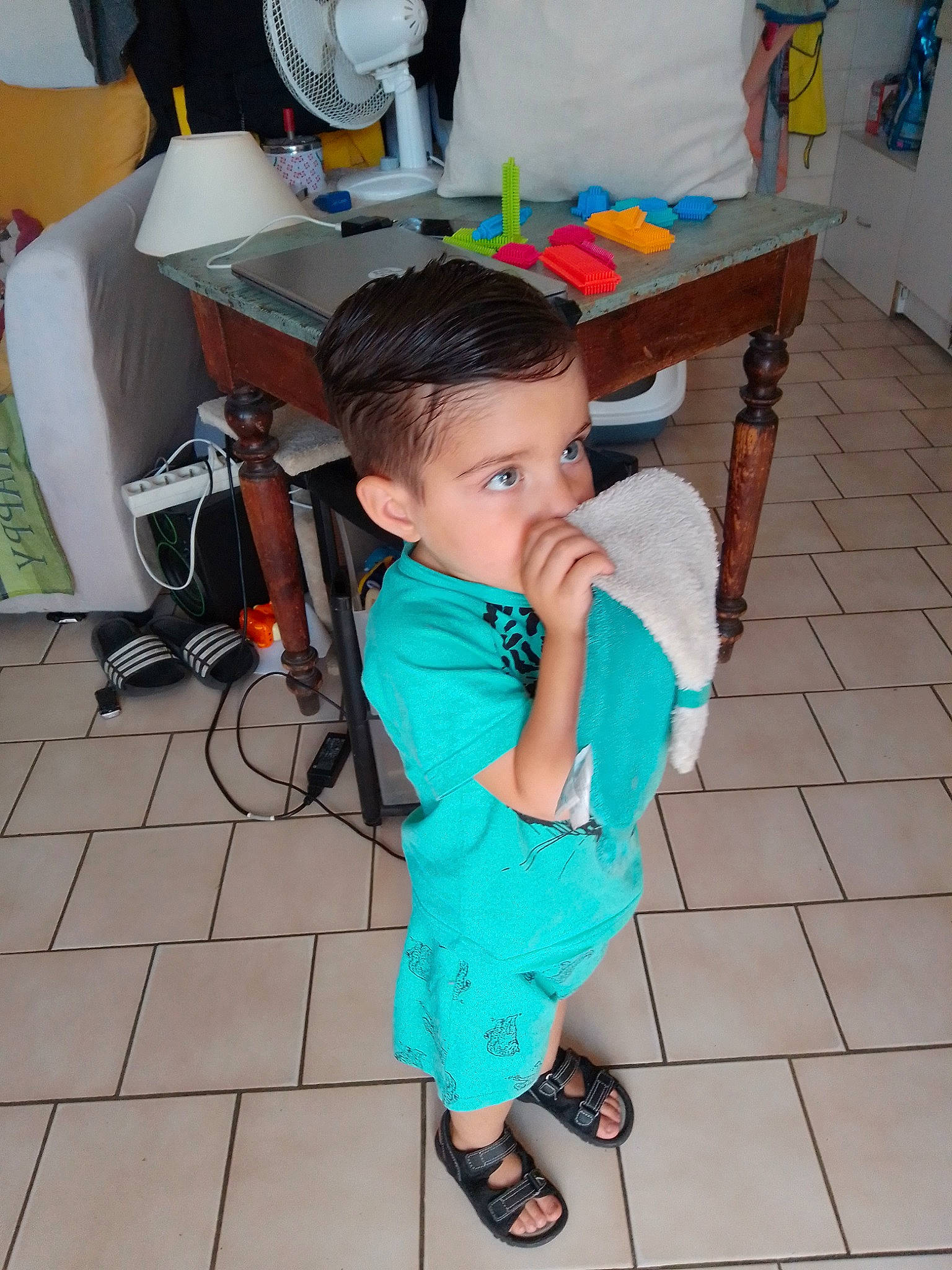 Shadyl a rejoint le concours — aidez-le/la à gagner de superbes lots ! chair, child, desk, eye, floor, flooring, fun, happy, joint, leisure, person, play, room, sandal, shoe, sitting, sneakers, t_shirt, table, toddler