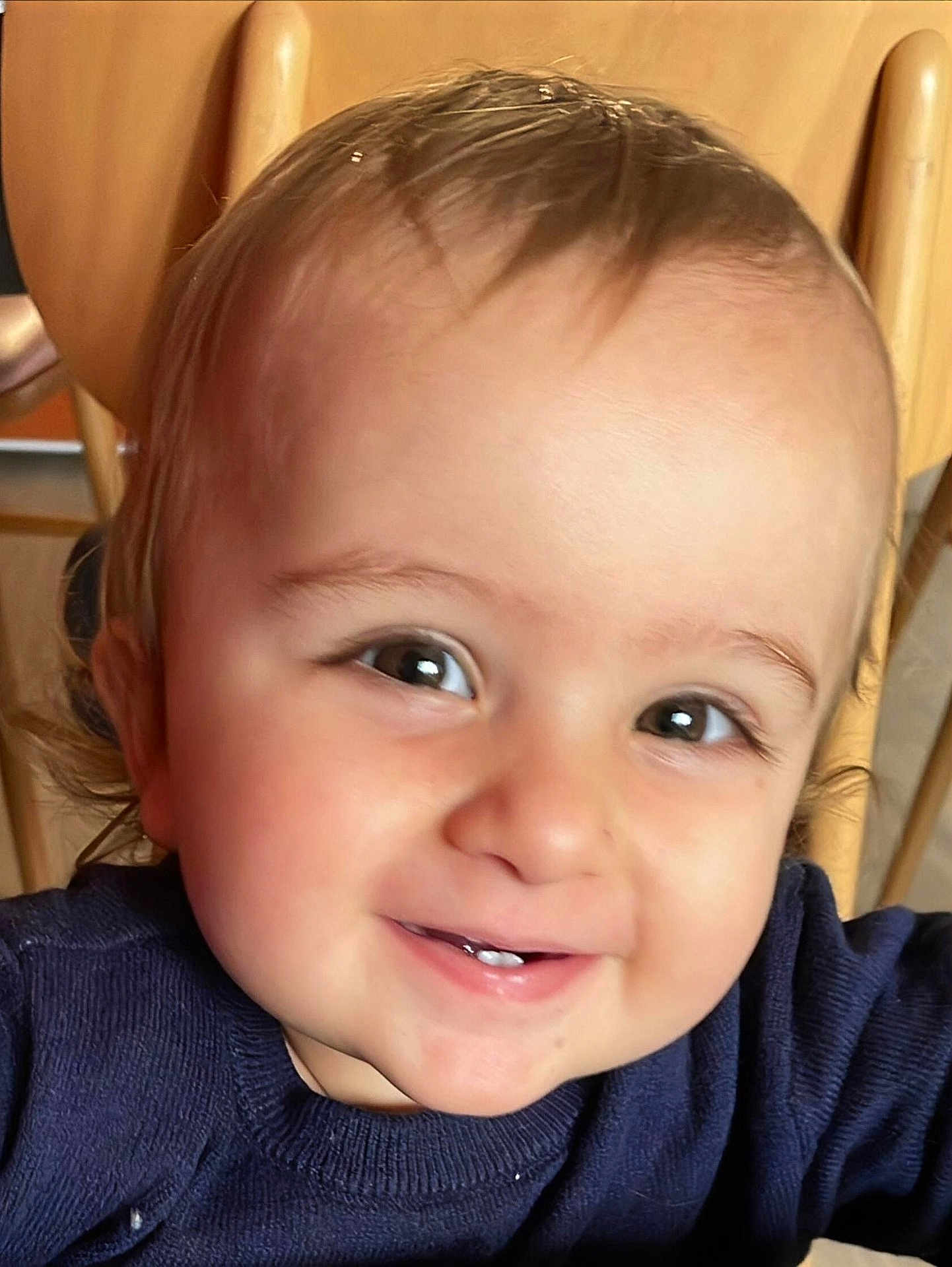 Tom a rejoint le concours — aidez-le/la à gagner de superbes lots ! baby, smiling, close_up, face, child, sweater, navy_blue, high_chair, wooden_chair, happy, cute, innocent, portrait, indoors, skin, eyes, hair, teeth, person, young_child