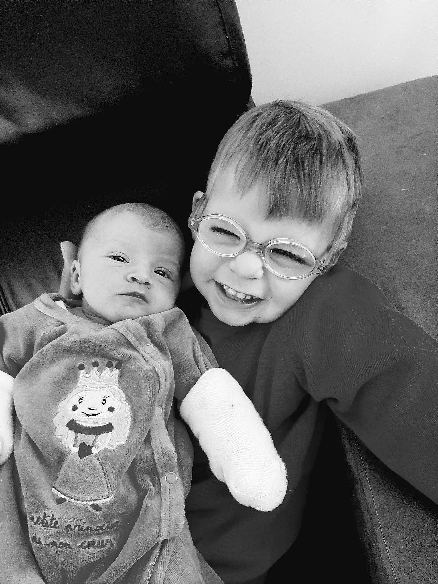 Ambre participe au concours pour gagner de l'argent avec cette photo : baby, black_and_white, child, family, fun, happy, laugh, monochrome, monochrome_photography, people, person, photograph, photography, portrait_photography, sibling, smile, snapshot, style, toddler, white