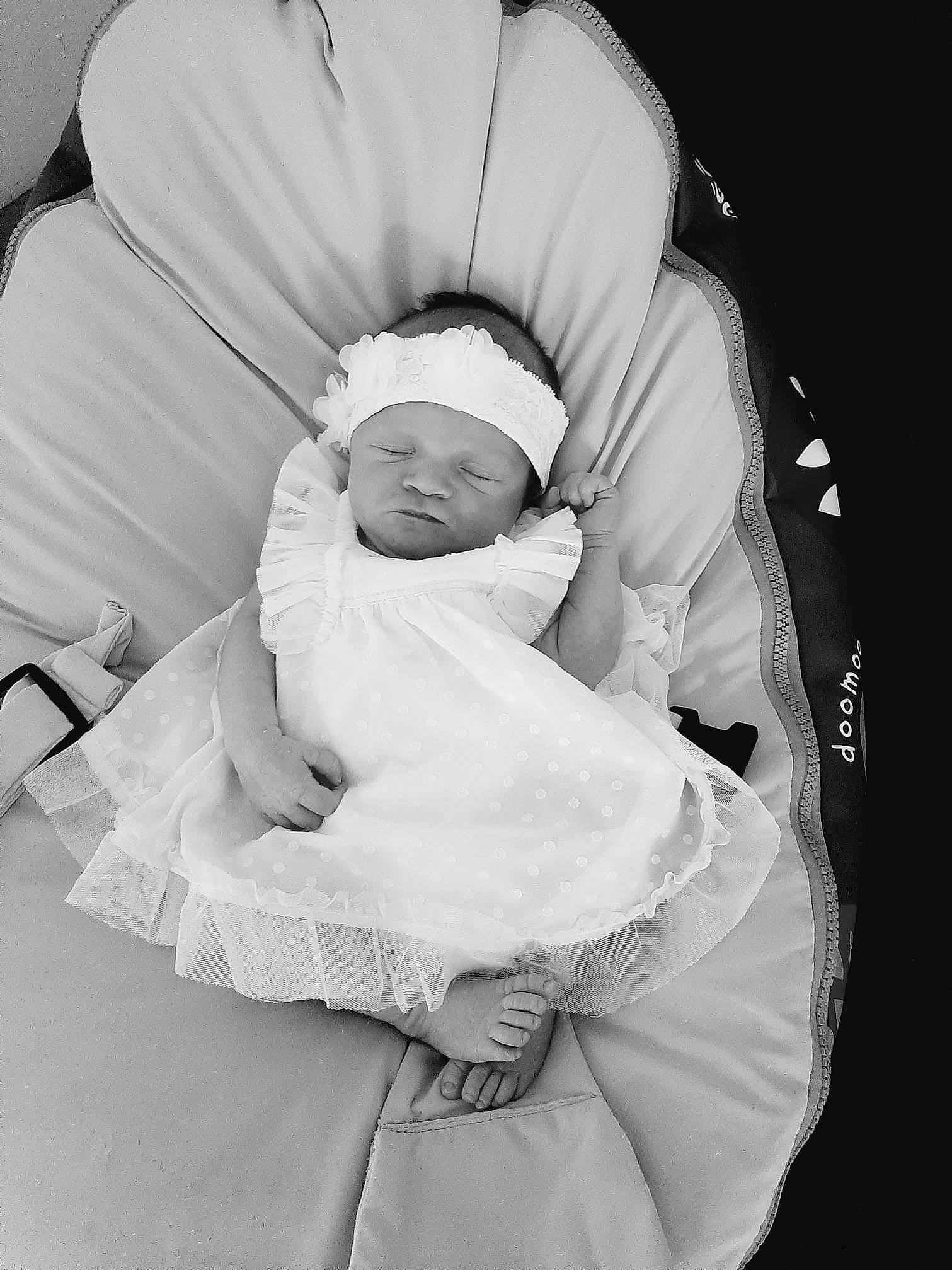 Ambre participe au concours pour gagner de l'argent avec cette photo : baby, baby_products, birth, black, black_and_white, child, headwear, monochrome, monochrome_photography, person, photograph, photography, product, stock_photography, style, white