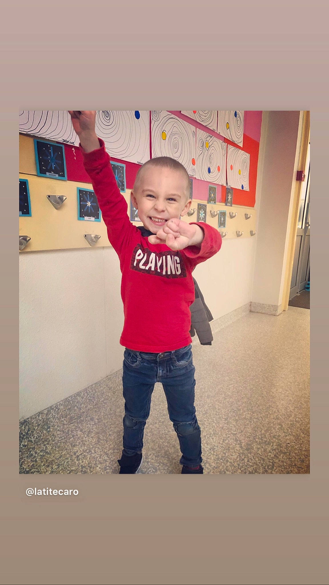 Ugo participe au concours pour gagner de l'argent avec cette photo : arm, child, facial_expression, fun, gesture, happy, jeans, joint, joy, person, photograph, photography, play, room, shoulder, sleeve, smile, snapshot, standing, t_shirt