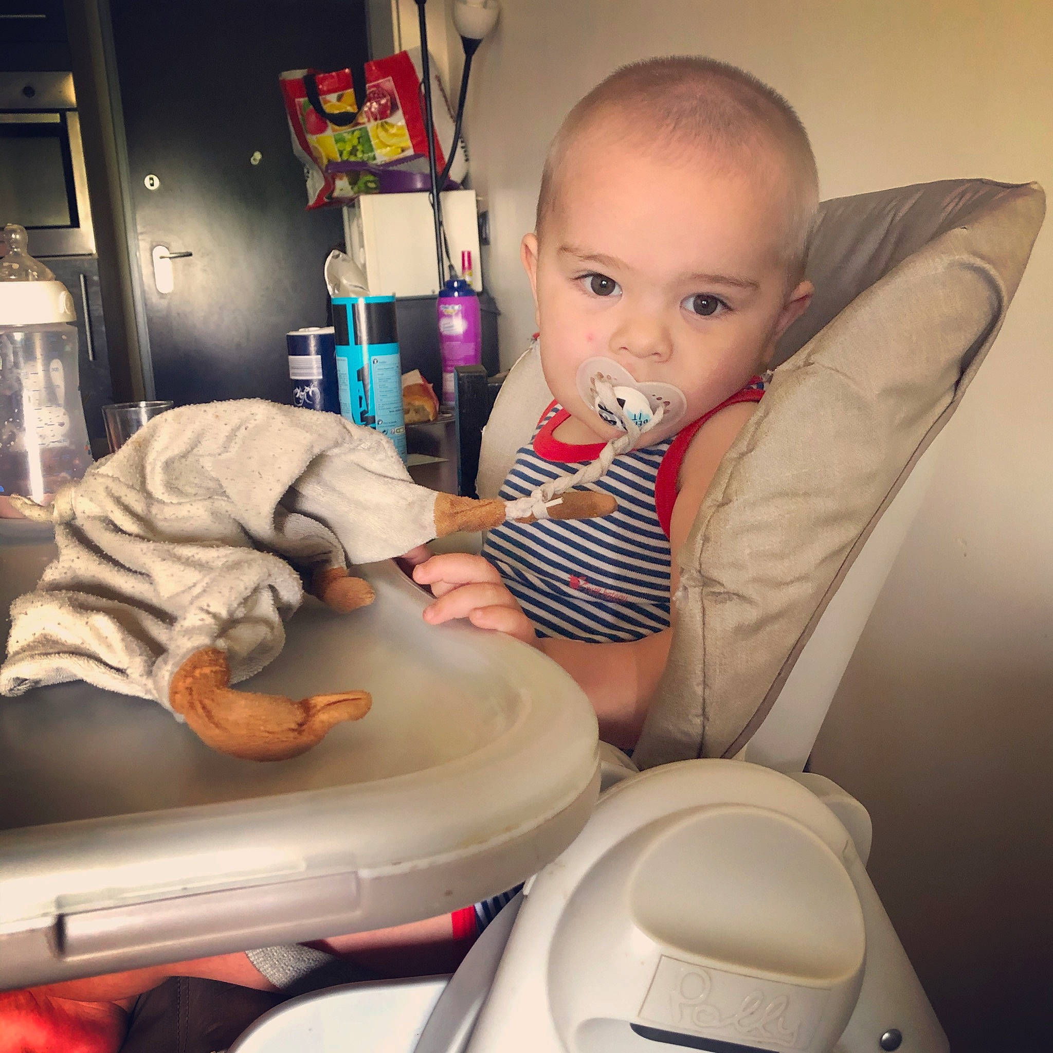 Mael participe au concours pour gagner de l'argent avec cette photo : baby, cheek, child, comfort, ear, eating, mouth, person, product, sitting, toddler