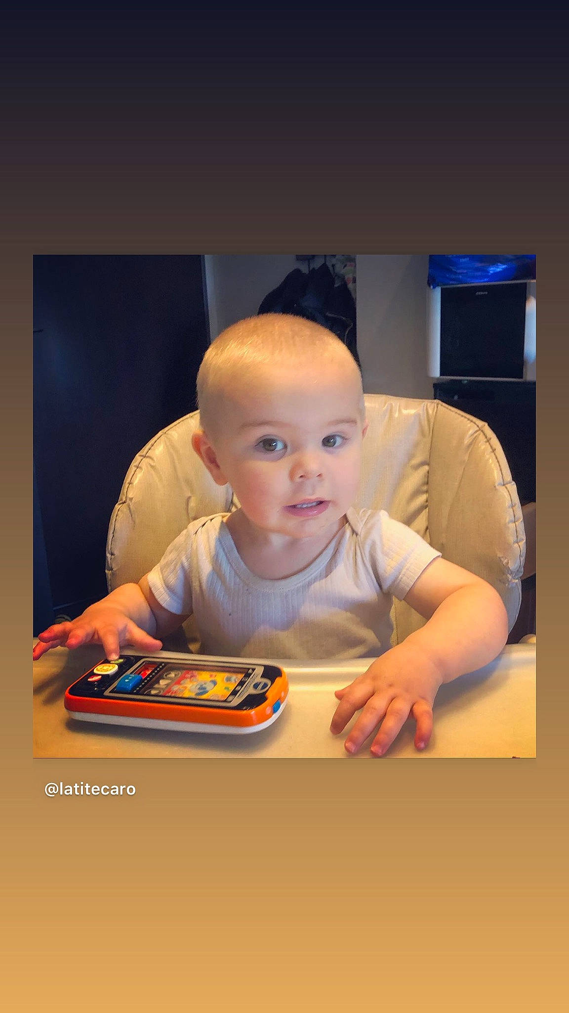 Mael participe au concours pour gagner de l'argent avec cette photo : baby, child, fun, learning, person, play, sitting, toddler, tummy_time