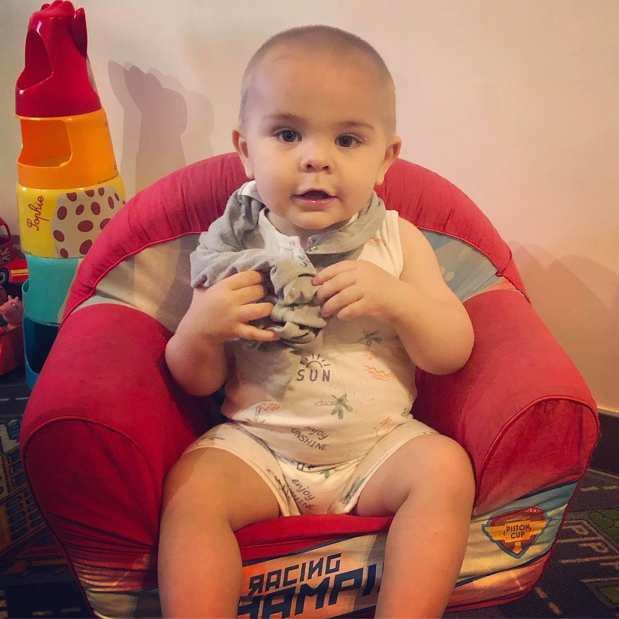 Mael participe au concours pour gagner de l'argent avec cette photo : abdomen, arm, baby, child, finger, leg, person, sitting, toddler, trunk