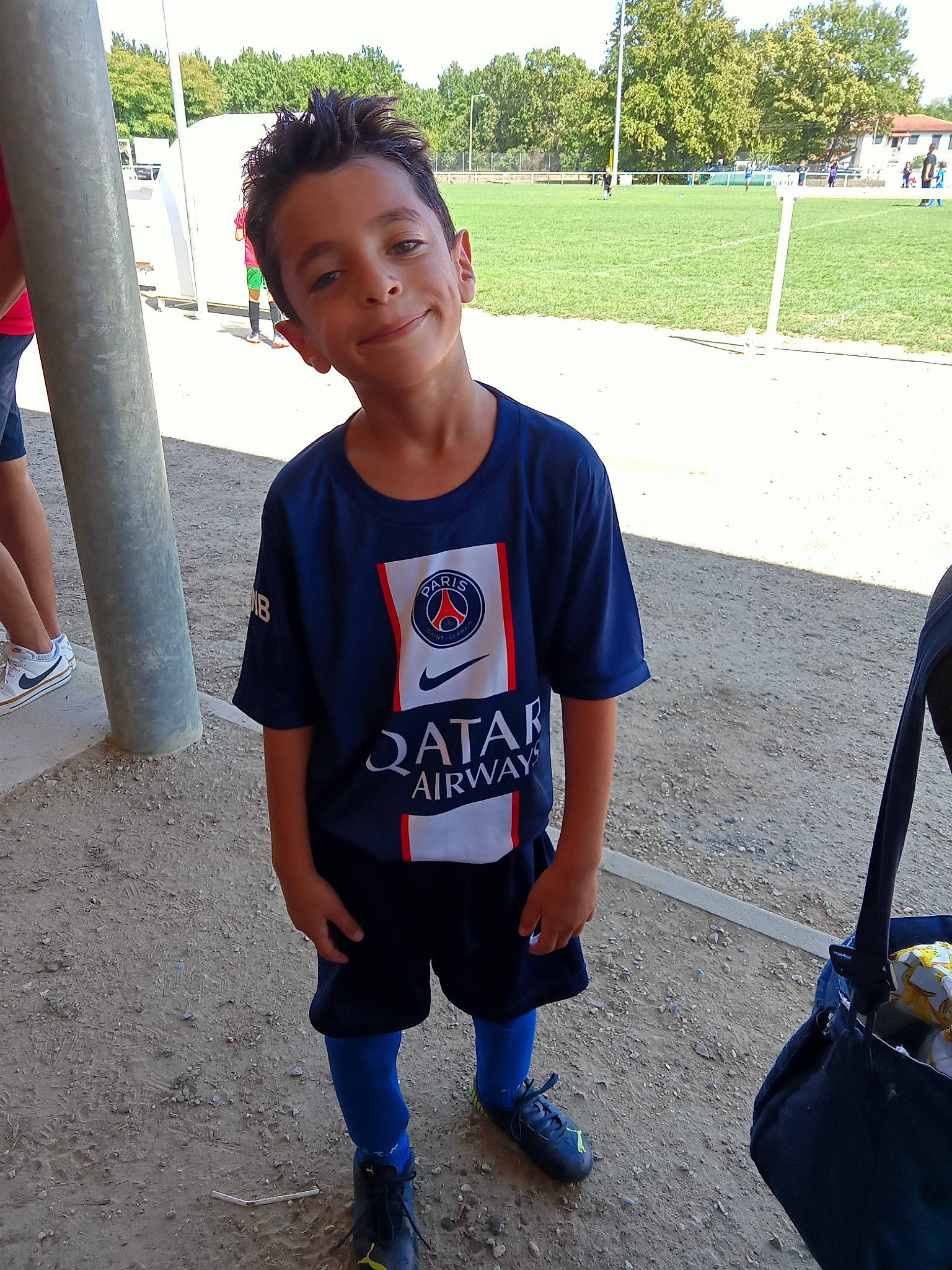 Adam a rejoint le concours — aidez-le/la à gagner de superbes lots ! bag, child, cool, electric_blue, fun, happy, joy, leg, leisure, luggage_and_bags, person, plant, recreation, shorts, sky, sleeve, smile, sportswear, t_shirt, thigh