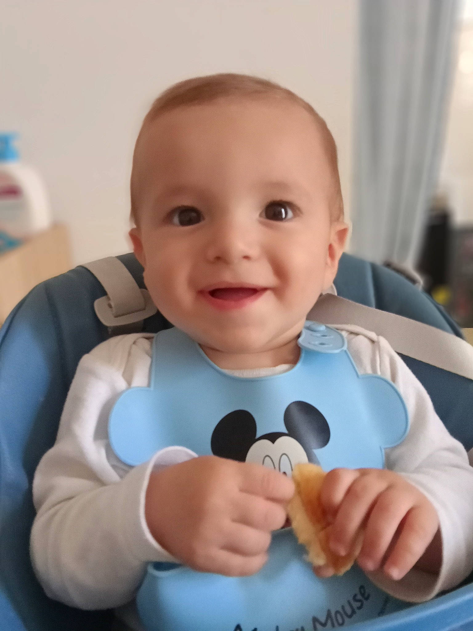 Amir a rejoint le concours — aidez-le/la à gagner de superbes lots ! arm, baby, baby_in_car_seat, baby_products, baby_safety, baby_toddler_clothing, cheek, child, comfort, curtain, finger, gesture, happy, joy, nail, person, sitting, skin, sleeve, smile