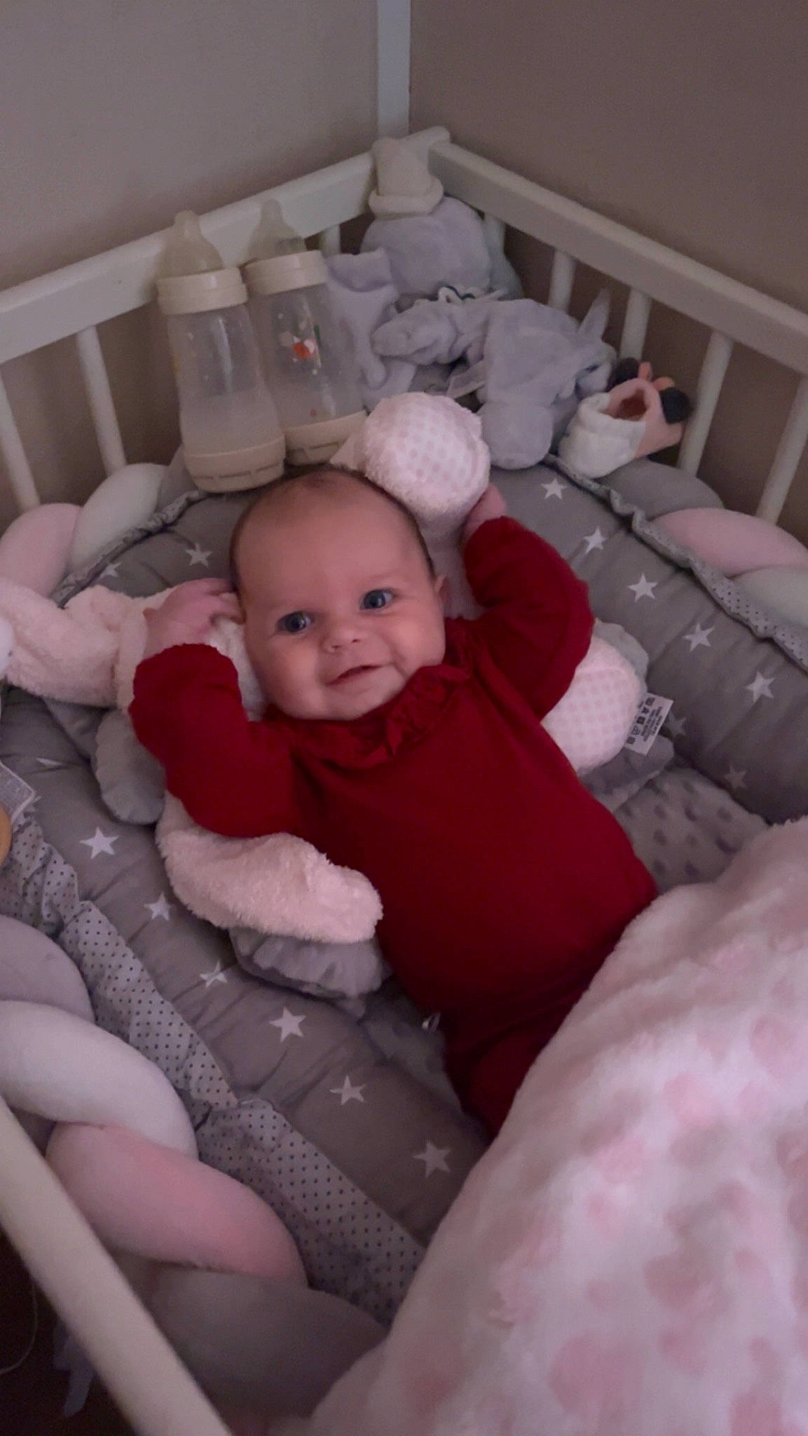 Myléna a rejoint le concours — aidez-le/la à gagner de superbes lots ! baby, baby_laughing, baby_toddler_clothing, bedding, cheek, child, comfort, event, fun, happy, joy, linens, mammal, mouth, person, pink, room, sitting, skin, smile