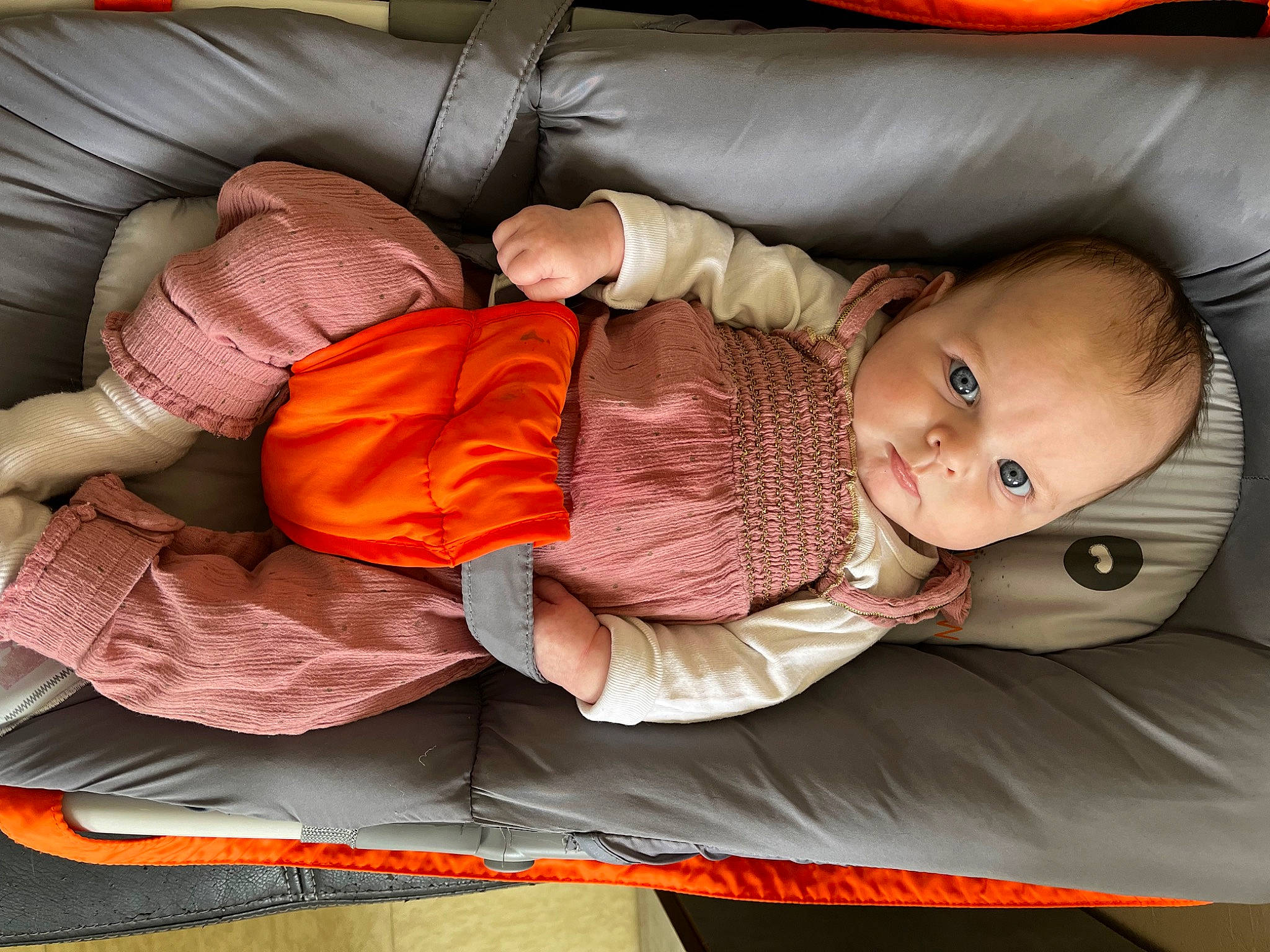 Myléna participe au concours pour gagner de l'argent avec cette photo : arm, baby, baby_carriage, baby_in_car_seat, baby_products, baby_sleeping, baby_toddler_clothing, car_seat, cheek, child, comfort, head, human_body, lap, mouth, orange, person, product, sitting, skin