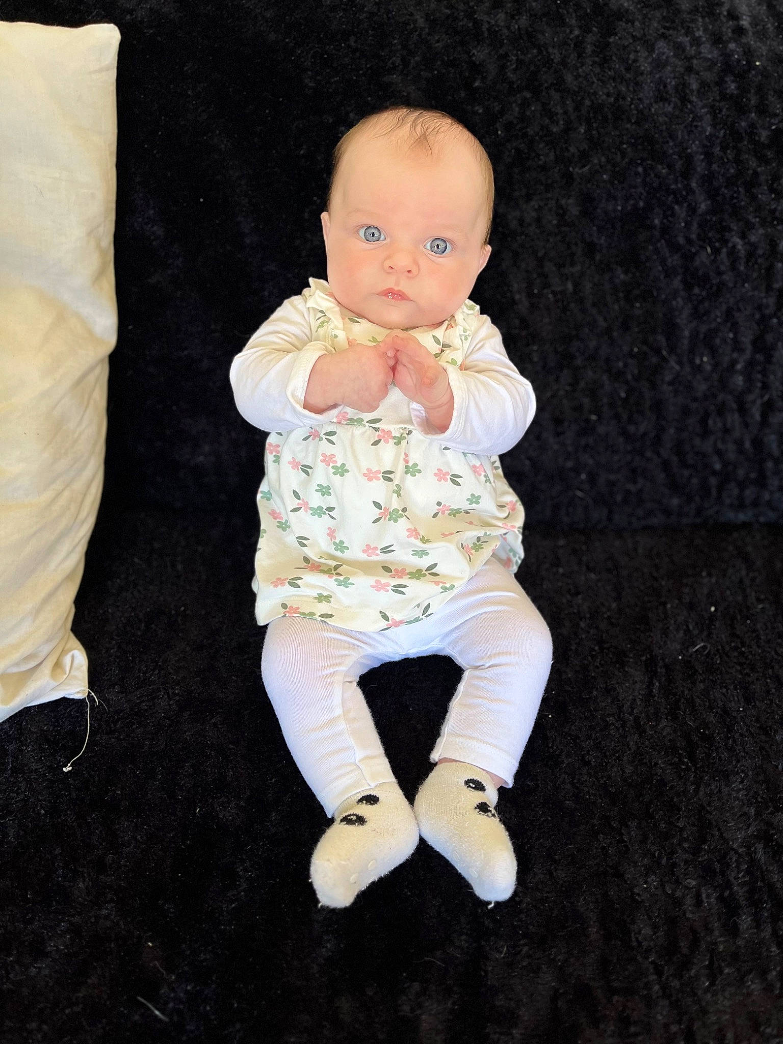 Myléna a rejoint le concours — aidez-le/la à gagner de superbes lots ! abdomen, baby, baby_toddler_clothing, barefoot, cheek, comfort, finger, flash_photography, foot, fun, gesture, hand, happy, head, human_leg, person, sitting, sleeve, stomach, t_shirt