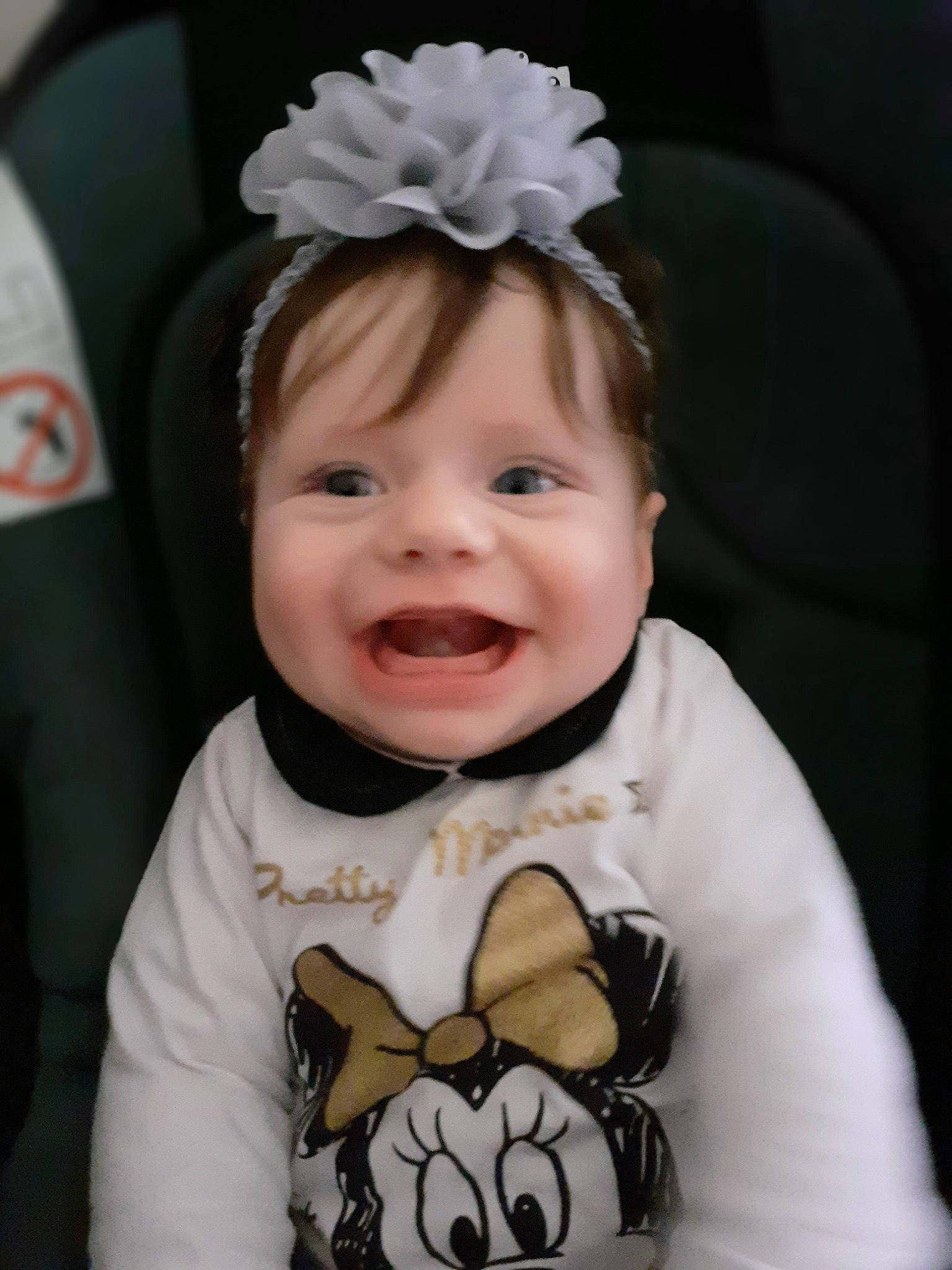 Nola participe au concours pour gagner de l'argent avec cette photo : baby, baby_laughing, baby_toddler_clothing, child, fashion_accessory, hair_accessory, head, headgear, headpiece, laugh, person, smile, toddler