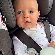 Esmée a rejoint le concours — aidez-le/la à gagner de superbes lots ! baby, car_seat, blue_eyes, onesie, pacifier, infant, child, seatbelt, closeup, cute, indoor, soft_lighting, expression, face, head, person, safety, infancy, adorable, clothing
